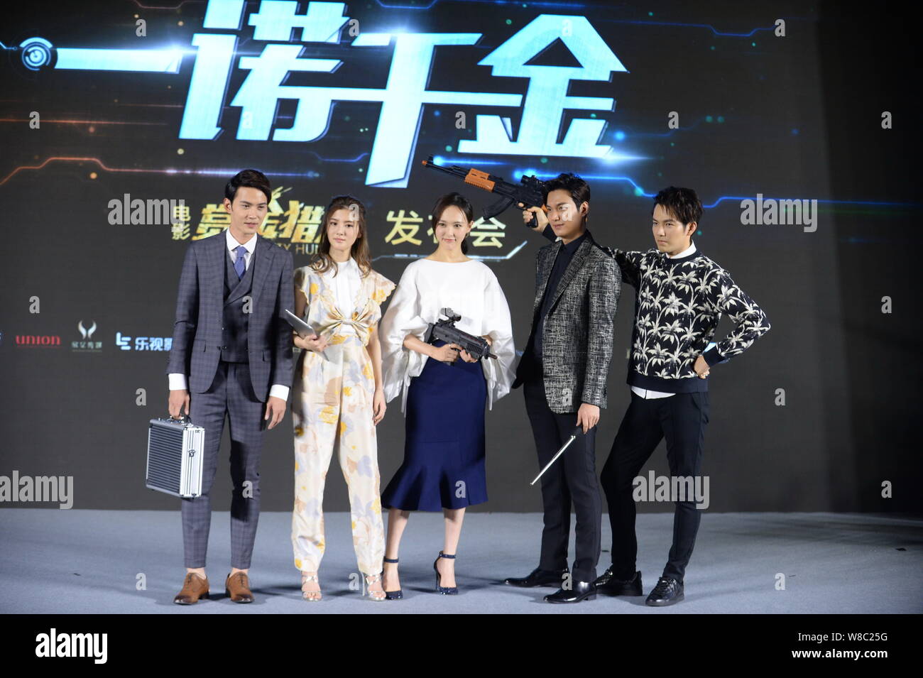 (Von links) Chinesische Schauspieler Xu Zhengxi, auch als Jeremy Jones, Hong Kong Schauspielerin Karena Ng, chinesische Schauspielerin Tang Yan, Südkoreanischer Schauspieler Lee Min-ho bekannt Stockfoto