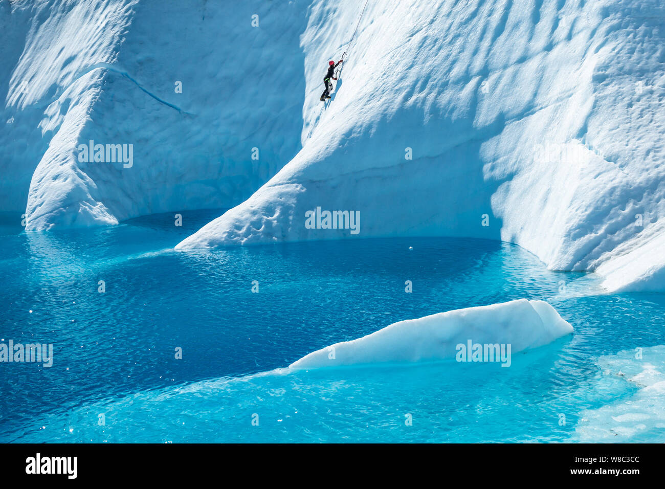 Kletterer aufsteigend Eis durch verschiedene merkwürdige Formen der schmelzenden Gletscher Eis auf der Matanuska Gletscher in Alaska. Stockfoto