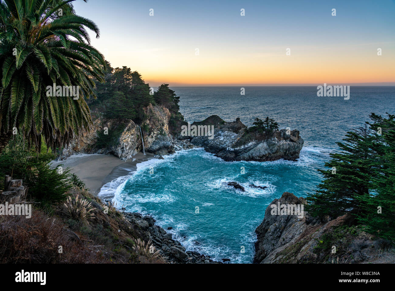 Blick auf den Wasserfall McWay fällt auf Gießen zum Sandstrand in Kalifornien. Stockfoto