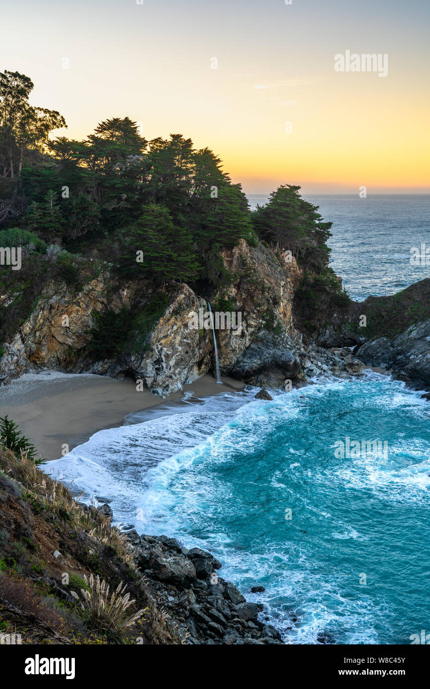 Atemberaubende McWay fällt auf gießen an den Strand entlang der Küste von Big Sur, Kalifornien an der Westküste der Vereinigten Staaten von Amerika. Stockfoto