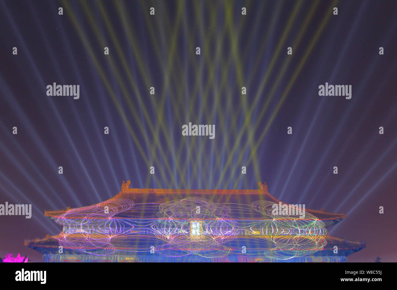 Die Imperial Ancestral Tempel wurde beleuchtet Urlaub Dekorationen und roten Lichtern während einer Probe für den Vorabend countdown Feier ist ein neues Jahr in Beijin Stockfoto