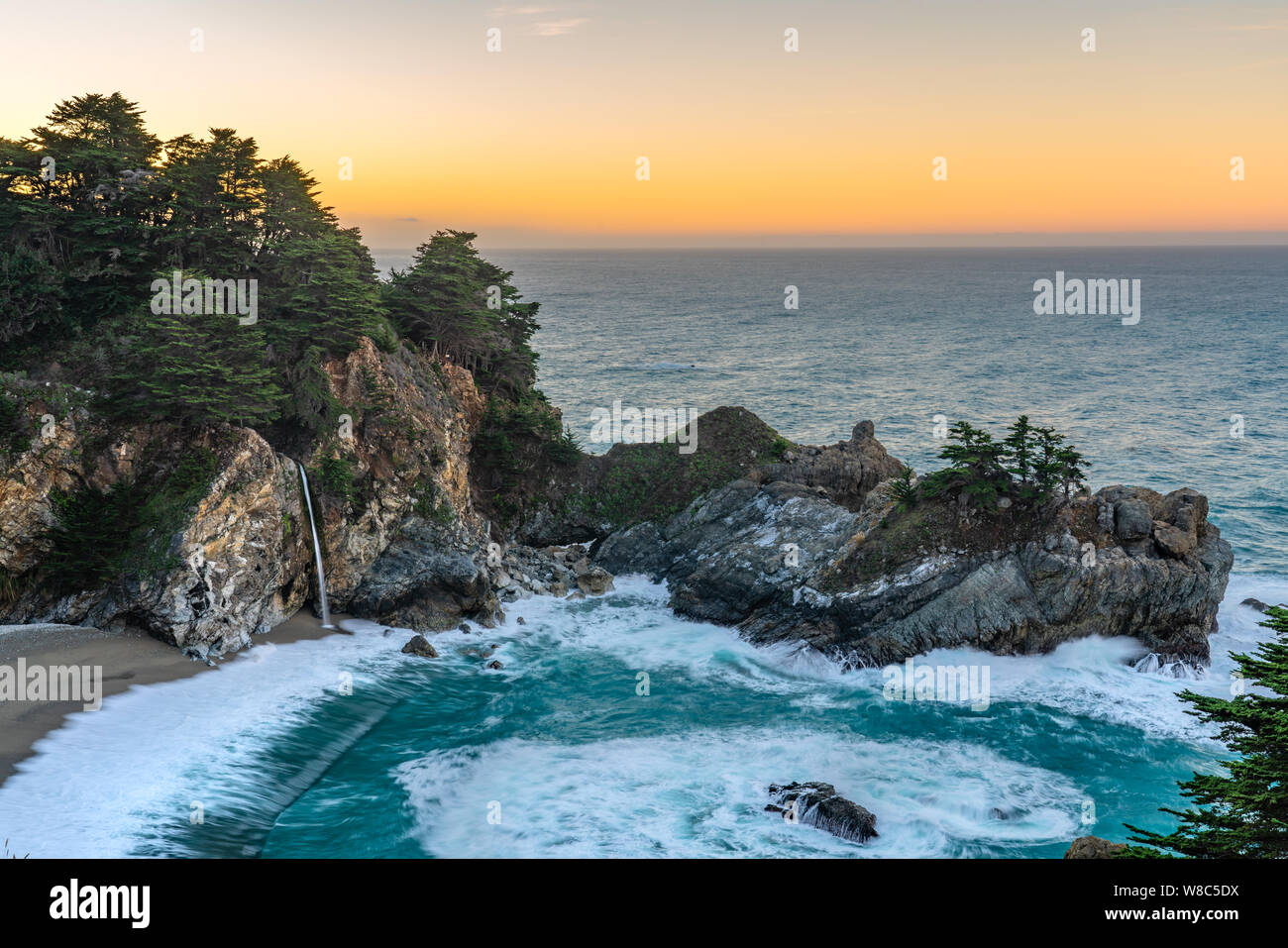 Blick von der schönen McWay Falls aus der Suche entlang der Pazifikküste in Kalifornien. Stockfoto