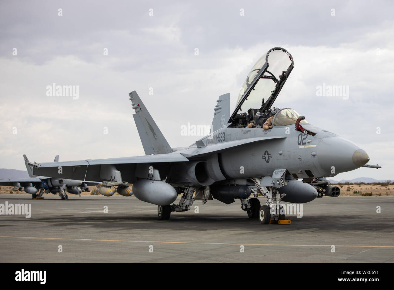 Ein U.S. Marine Corps F/A-18D Hornet zu Marine All-Weather Fighter Attack Squadron 533 zugeordnet, bereitet sich für Flug während der integrierte Ausbildung Übung (ITX) 5-19 in der Marine Corps Air Ground Combat Center, 29 Palmen, Kalifornien, Aug 7, 2019. ITX 5-19 ist ein großangelegtes, kombinierte Waffen Training, produziert combat ready"-Kräfte, die als integrierte Marine Air-Ground Task Force. (U.S. Marine Corps Foto von Cpl. Cody Rowe) Stockfoto