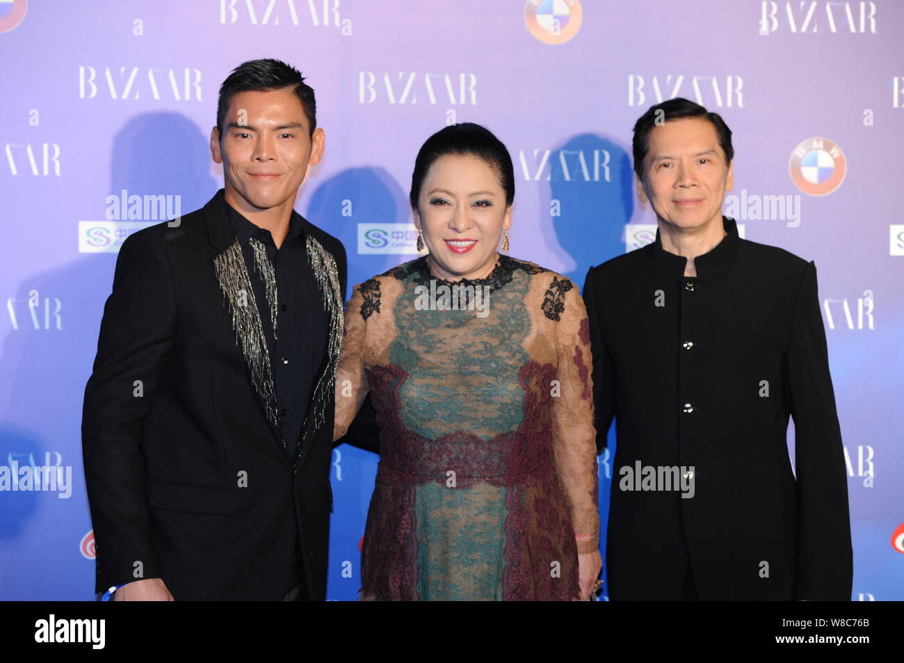 Charles Heung Wah-Keung, rechts, Chairman von China Star Entertainment Ltd., seine Frau Tiffany Chen Ming-Yin, Mitte, und Sohn Jacky Heung Cho Pose während Stockfoto