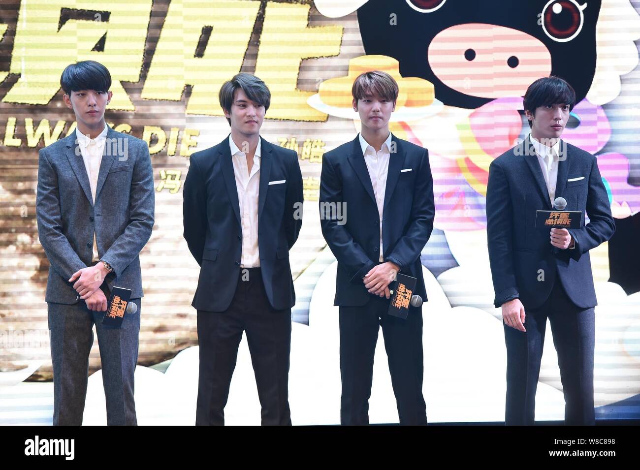 Die vier Mitglieder der Koreanischen boy group CNBlue nehmen an einer Pressekonferenz zum Start des MV der Titelmelodie des Films "Bösen Jungs immer D Stockfoto