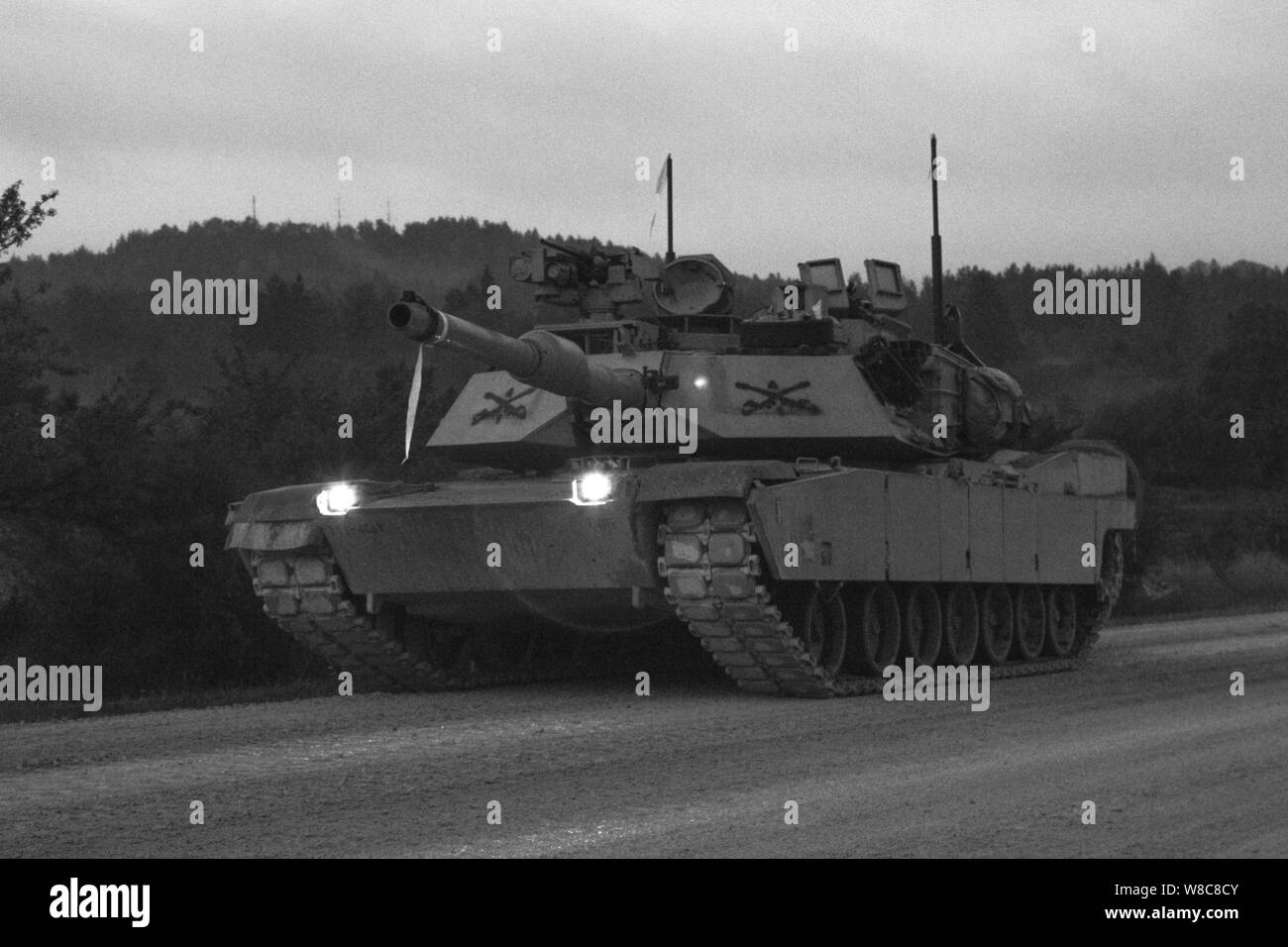 M1A2 Abrams Panzer Truppen fahren Sie die Straße bei einem kombinierten Training übung in Grafenwöhr Training Area lösen, August, 8, 2019. Kombinierte Lösung XII am Joint Multinational Readiness Center ist die letzte Übung in 1-1 die Rotation des Infanterie Division zur Unterstützung der Atlantischen lösen in Europa, die die Interoperabilität der US-Streitkräfte mit ihren NATO-Verbündeten und Partnern evaluiert. (U.S. Armee Foto von Pfc. Zack Stahlberg) Stockfoto