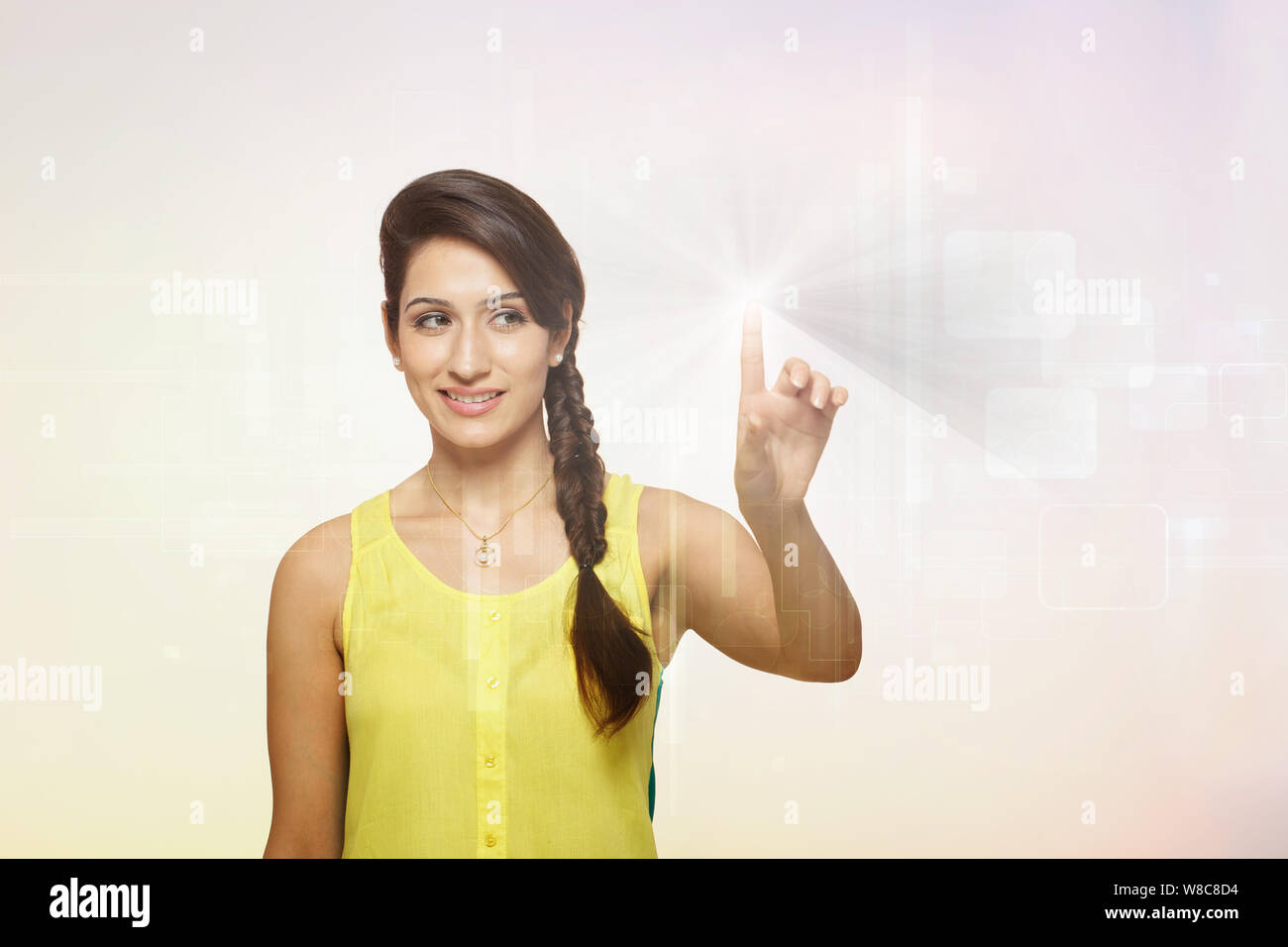 Junge Frau mit futuristischem Touchscreen Stockfoto