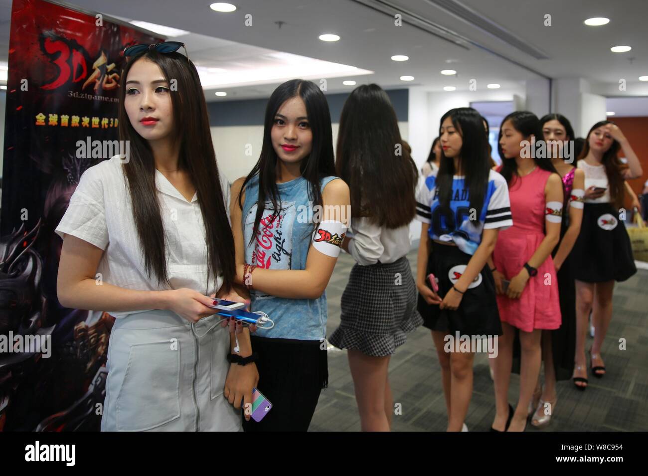 Junge chinesische Mädchen nehmen Teil in einem Interview und Test ausgewählt werden wie Showgirls für ein online Spiel während der kommenden 13. China-Stelle zu arbeiten Stockfoto