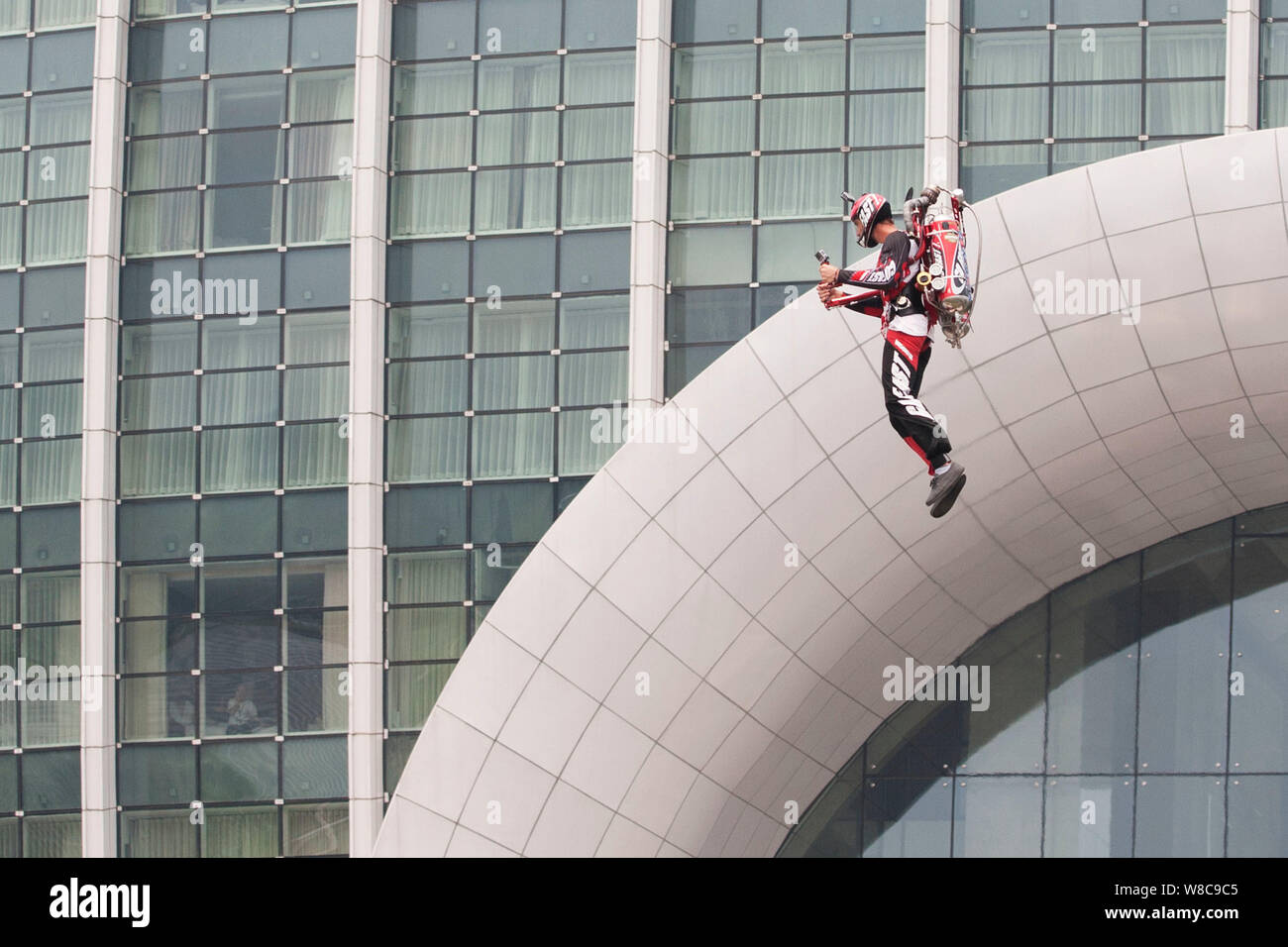 Pilot Nick Macomber schwebt in einer stehenden Position mit Wasserstoffperoxid betriebenen Jetpack während der China Debüt von jetpack in Peking, China, 11 Apr Stockfoto