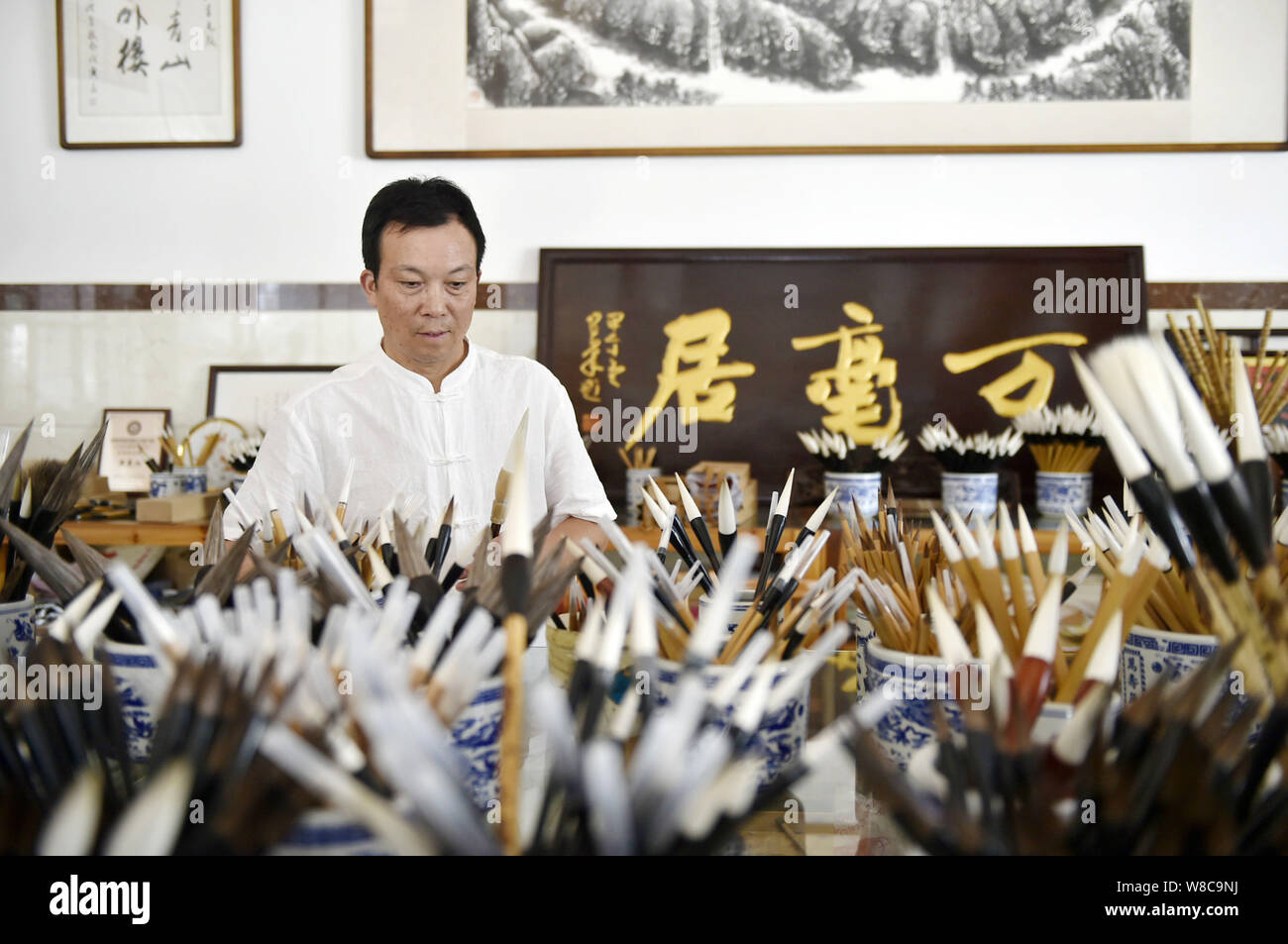 (190809) - NANCHANG, August 9, 2019 (Xinhua) - Pinsel, Stift Handwerker Zhou Pengcheng ordnet Pinsel Stifte in seiner Werkstatt in der Jinxian Wengang Gemeinde Grafschaft, der ostchinesischen Provinz Jiangxi, Aug 8, 2019. Zhou Pengcheng, ein 65-jähriger Pinsel, Stift Handwerker in Wengang Gemeinde als "die Hauptstadt der Brush Stift in China", hat selbst widmen, um Pen seit dem Alter von 8 Bürste. Als der Erbe der traditionellen Fähigkeiten der Wengang Pinsel, Stift, ein immaterielles kulturelles Erbe der ostchinesischen Provinz Jiangxi, Zhou nicht nur die traditionellen Techniken geerbt, sondern auch innovative Methoden Stockfoto