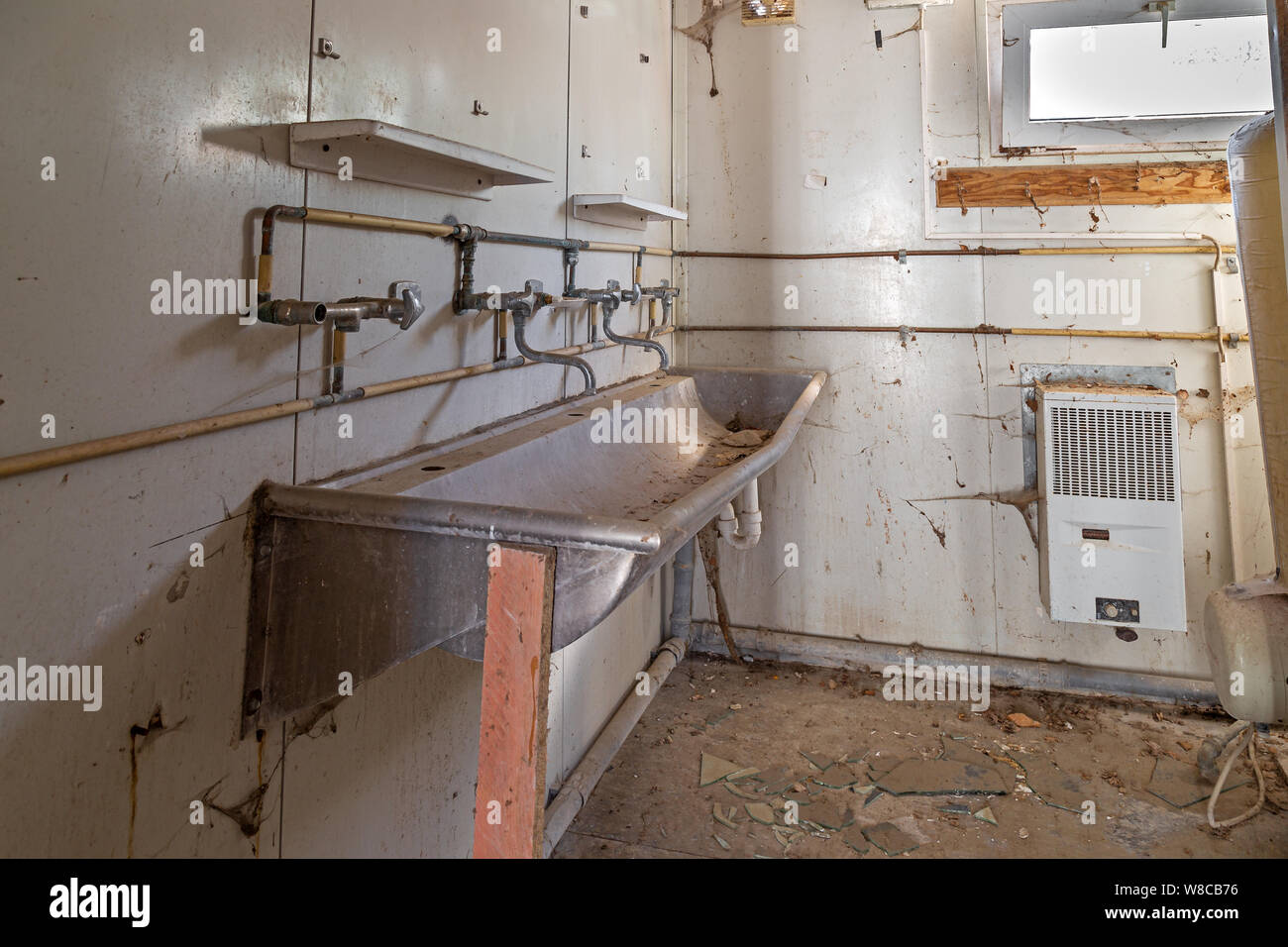 Der Blick in ein zur Verschrottung wc Warenkorb auf einem Schrottplatz in Deutschland Stockfoto