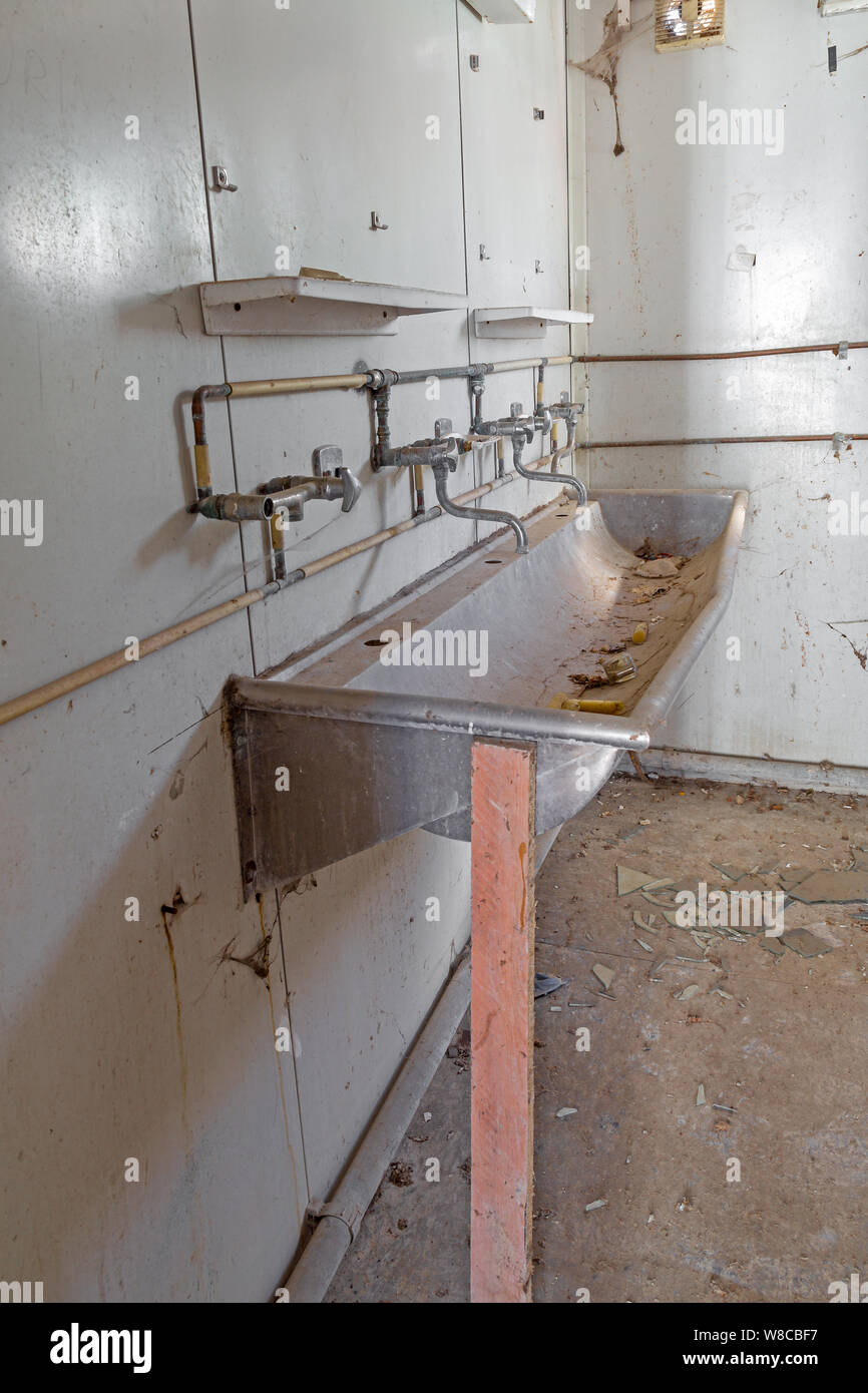 Der Blick in ein zur Verschrottung wc Warenkorb auf einem Schrottplatz in Deutschland Stockfoto