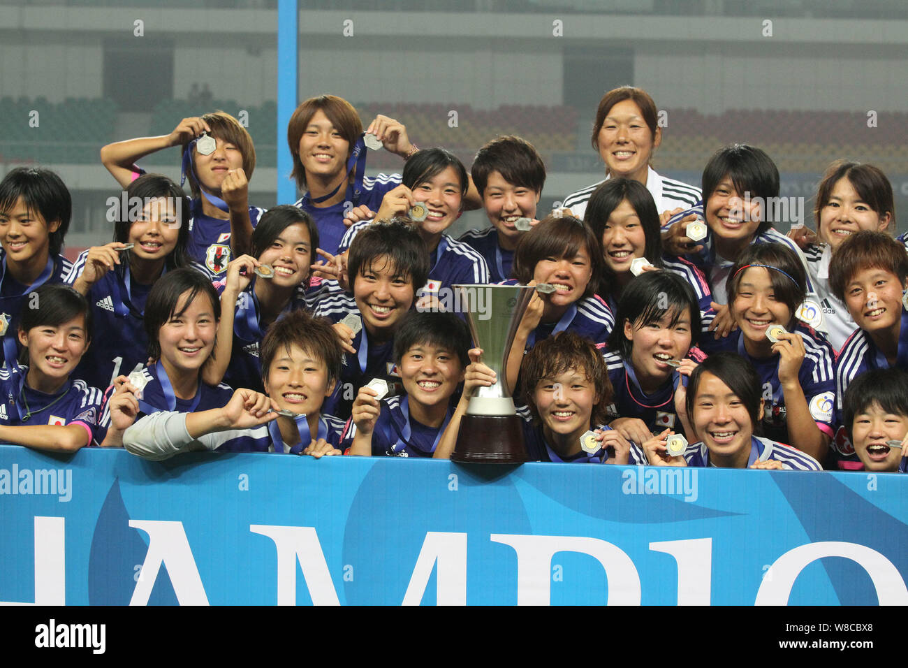 Japanische Spieler pose mit der Champion Trophy nach dem Sieg über Nordkorea im Finale der AFC U-19-Frauen-WM 2015 in Nanjing/CIT Stockfoto