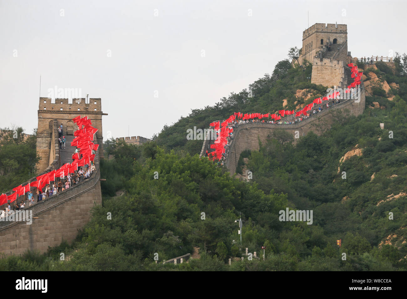 Die Chinesen halten rote Fahnen nach Peking zu feiern, wurde ausgewählt, um die 2022 Winter Olympics auf die Große Mauer in Peking, China, 31. Juli 20 to Host Stockfoto