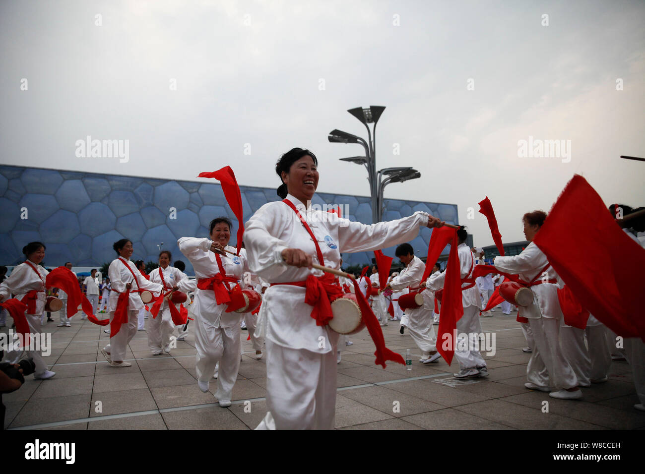 Chinesen führen Sie nach Peking zu feiern, wurde ausgewählt, um die 2022 Winter Olympics Host außerhalb der Pekinger National Aquatics Center, auch Kno Stockfoto