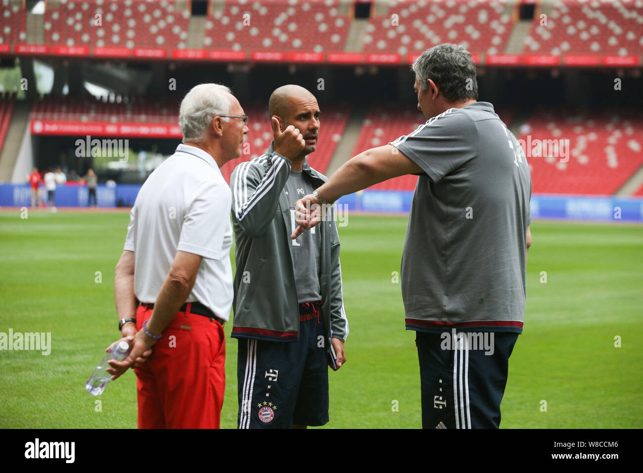 Head Coach Pep Guardiola von Bayern München FC, Mitte und Deutschen Fußball-manager Franz Beckenbauer, links, nehmen Sie an einer Schulung für die Audi Fuß Stockfoto