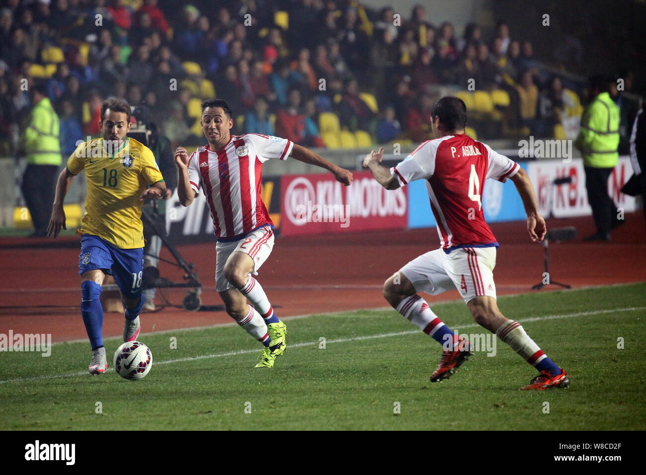 Paraguays Ivan Piris, Mitte, Herausforderungen Brasiliens Everton Ribeiro, links, bei der Copa America 2015 Viertelfinale Fußball Match zwischen Brasilien und P Stockfoto