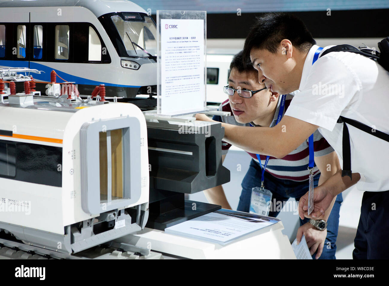 ---- Besucher Blick auf Modell U-Bahnen auf dem Display am Stand von Crrc (China Eisenbahnrollmaterial Corporation) während der Beijing 2015 Interna Stockfoto