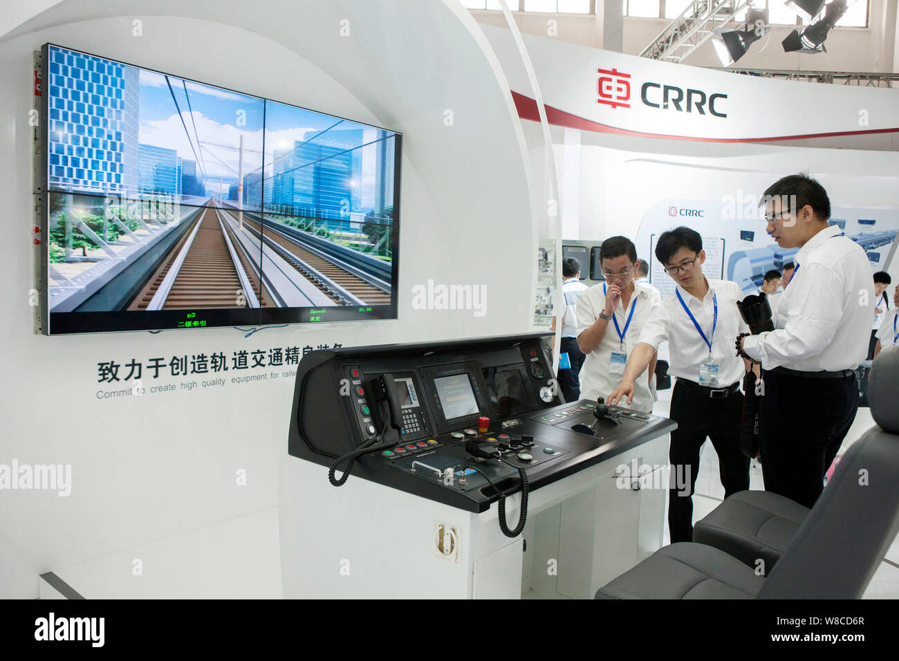 ---- Besucher Blick an einer U-Bahn Driving Simulator auf dem Stand von Crrc (China Eisenbahnrollmaterial Corporation) während der Beijing 2015 Inter Stockfoto