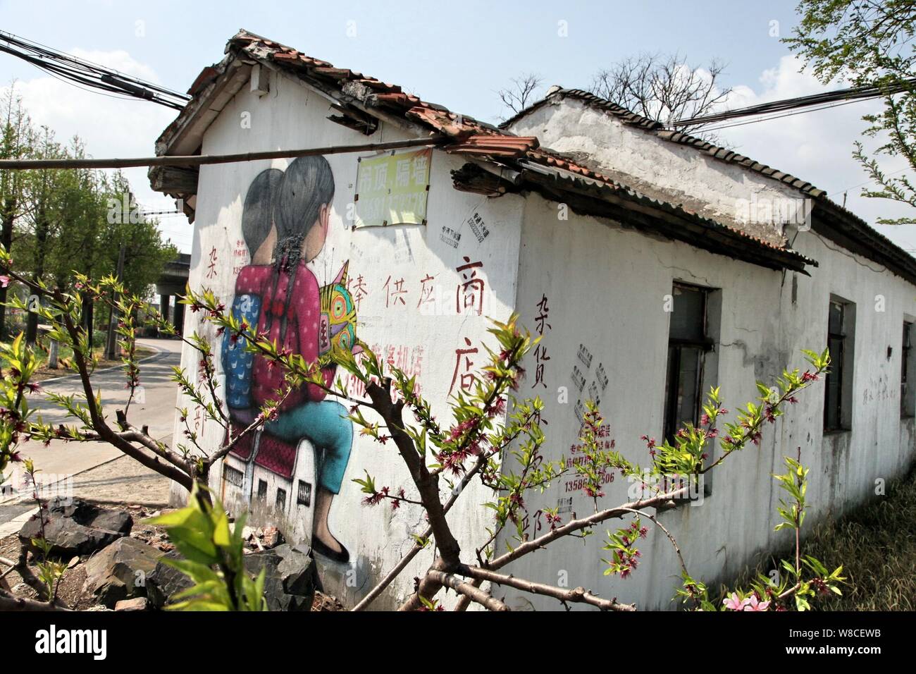 Eine Straße Kunst Malerei des französischen Künstlers Julien Seth Malland wird an einer Wand eines Hauses in Xinyi Dorf Fengjing Stadt in Jinshan Bezirk gesehen, Shangha Stockfoto