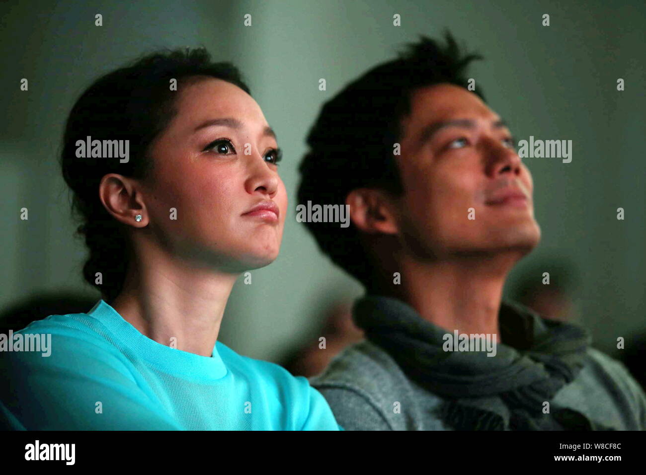 Chinesische Schauspielerin Zhou Xun, Links, und ihr amerikanischer Mann Archie Kao beobachten Sie die Micro Film 'Dream Escape' während einer Premiere für den Film Stockfoto