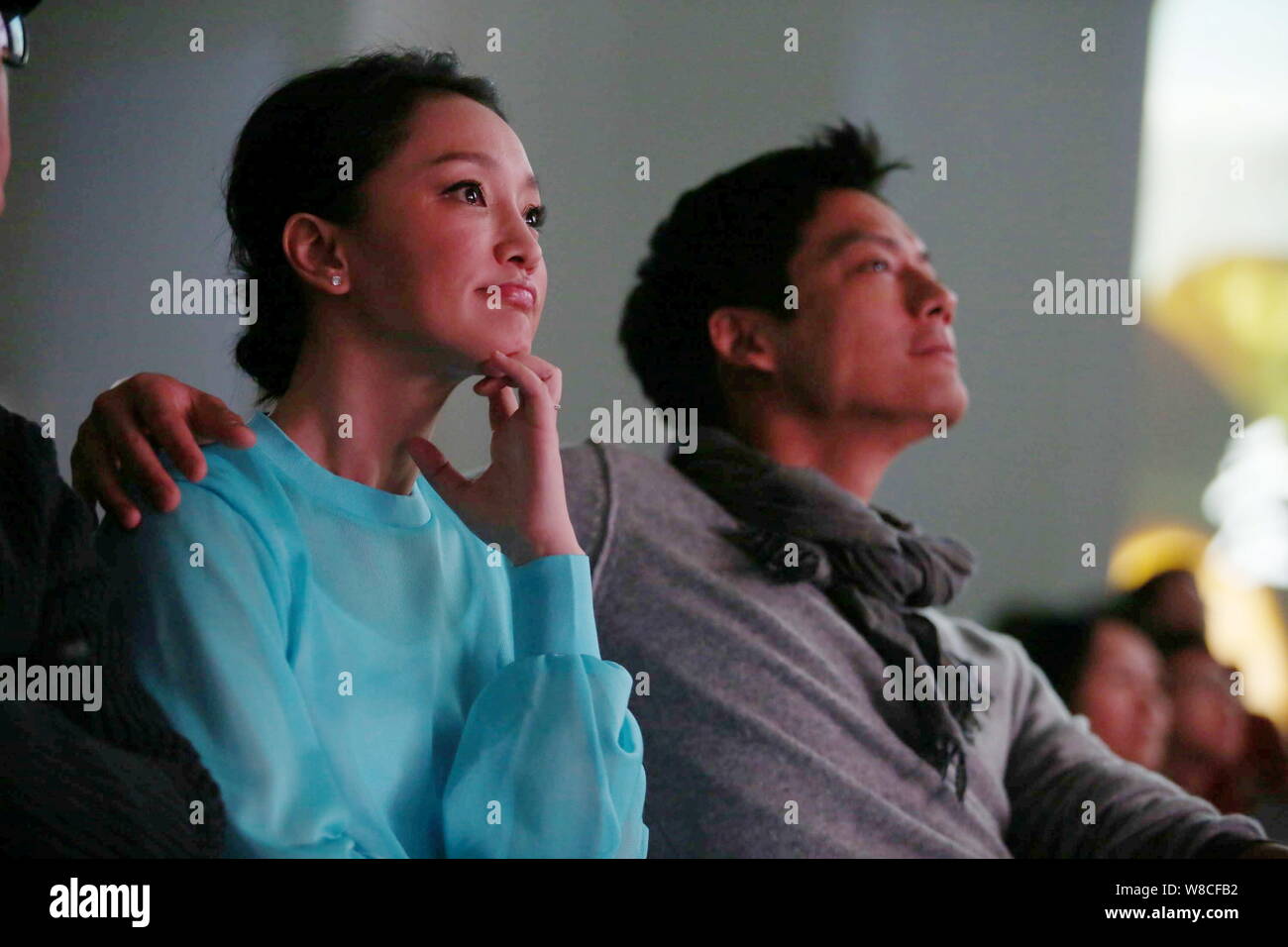 Chinesische Schauspielerin Zhou Xun, Links, und ihr amerikanischer Mann Archie Kao beobachten Sie die Micro Film 'Dream Escape' während einer Premiere für den Film Stockfoto