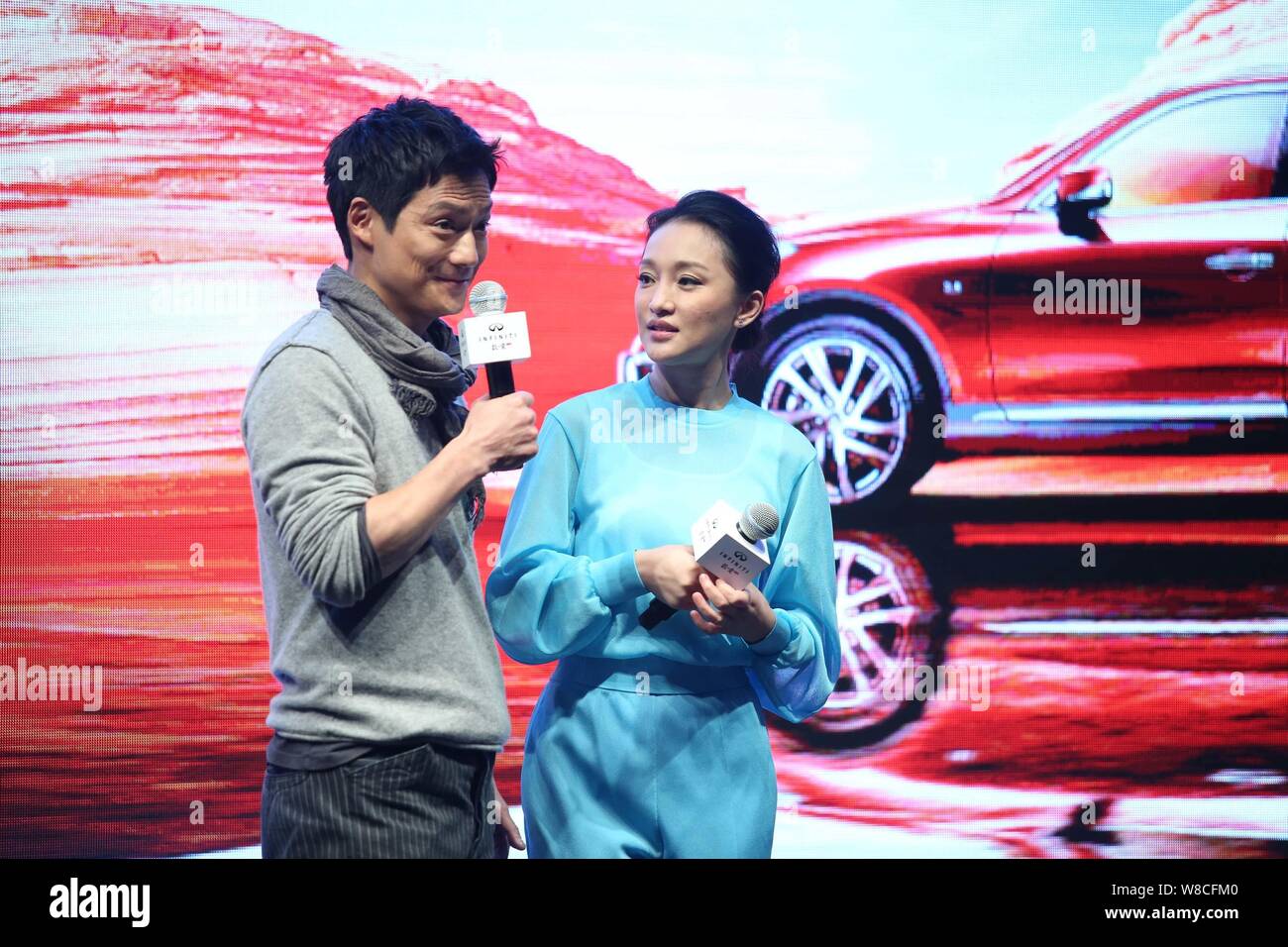 Amerikanischer Schauspieler Archie Kao, Links, spricht neben seiner chinesischen Schauspielerin Frau Zhou Xun während einer Premiere für die micro Film 'Dream Escape' zu Promot Stockfoto