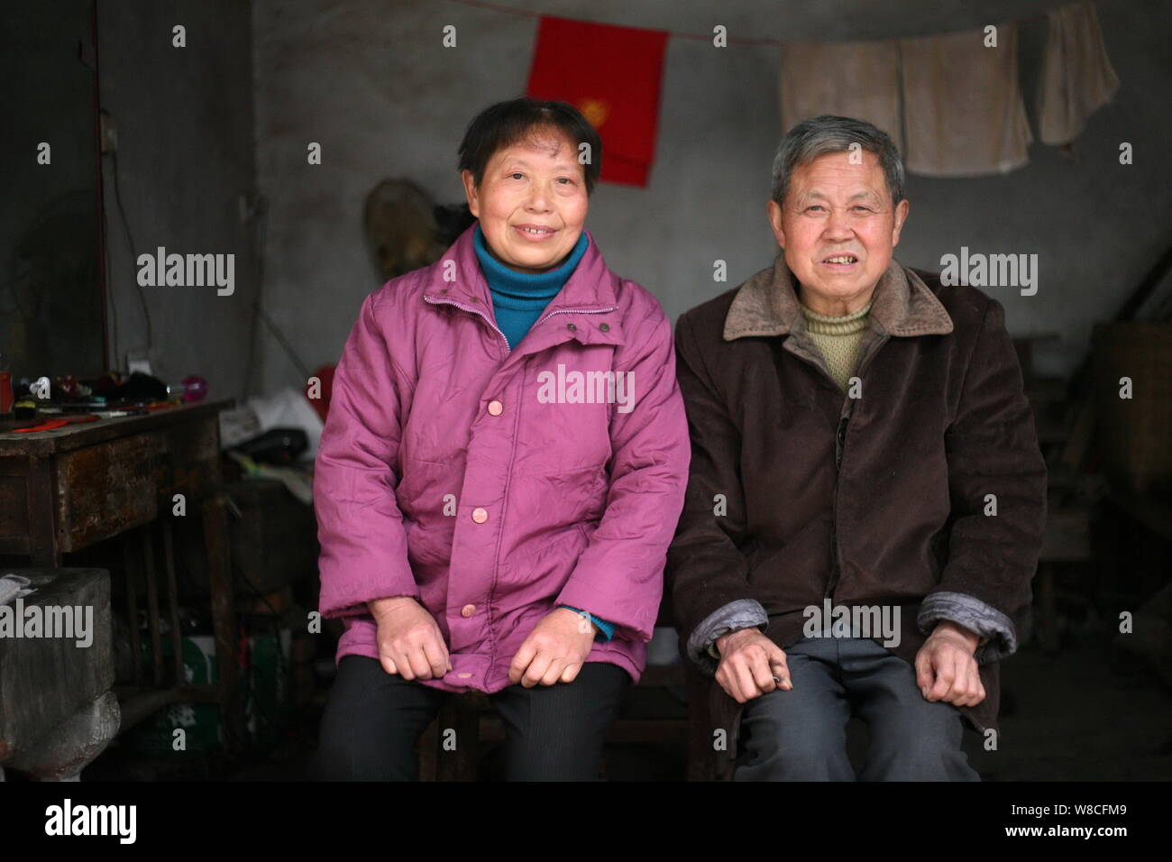 Chinesische friseur Wang Weimei, rechts, und seine Frau an ihrem Geschäft in der Stadt Jinshi darstellen, Santai Grafschaft, der Stadt Mianyang, Provinz Sichuan im Südwesten Chinas, 7. Stockfoto