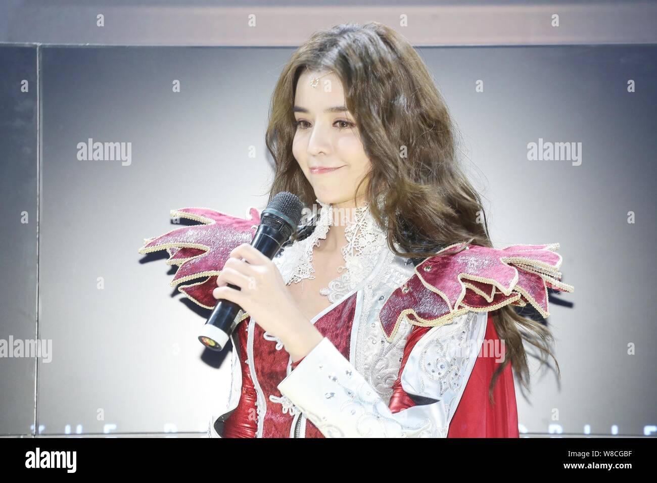 Sängerin und Schauspielerin Tia-Li der Taiwanese Girl Group Traum Mädchen wirft bei einer Werbeveranstaltung für online Spiel 'Göttin Alliance' während der Taipei 2015 I Stockfoto