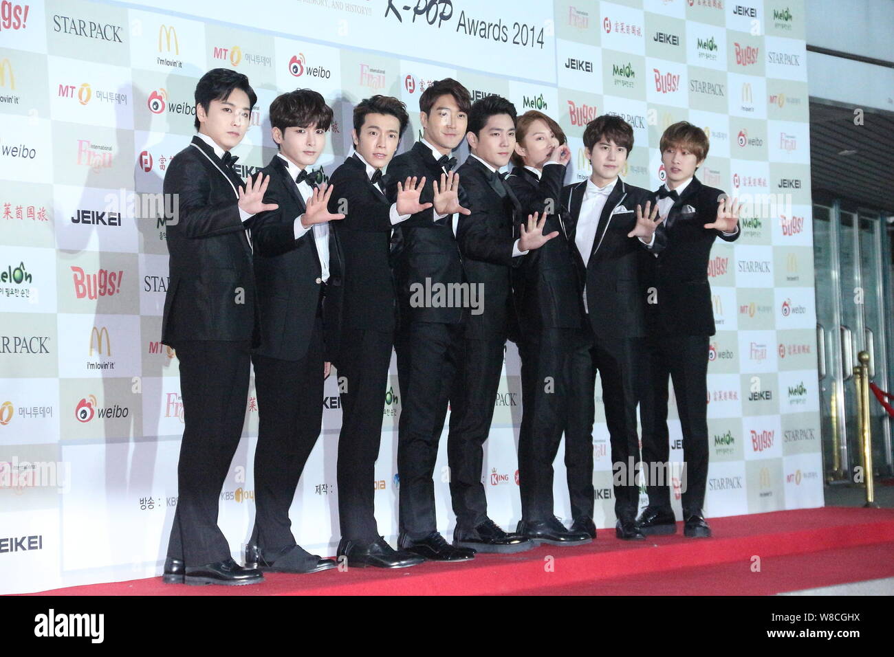 Mitglieder der Koreanischen pop Gruppe Super Junior posieren auf dem roten Teppich für die 4 Gaon Diagramm K-Pop Auszeichnungen in Seoul, Südkorea, 28. Januar 2015. Stockfoto