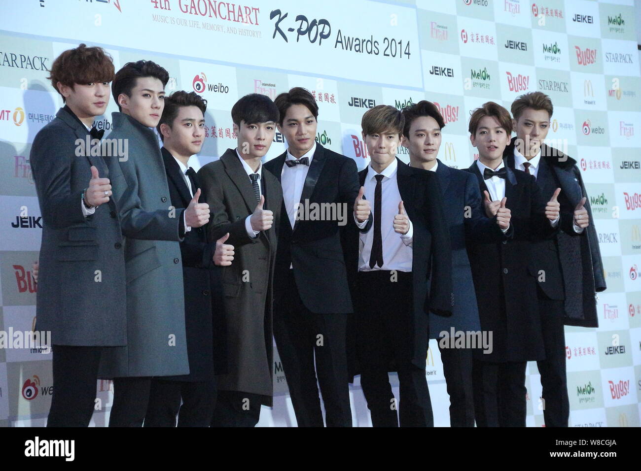 Mitglieder der Koreanischen Boy Group EXO Posieren auf dem roten Teppich für die 4 Gaon Diagramm K-Pop Auszeichnungen in Seoul, Südkorea, 28. Januar 2015. Stockfoto