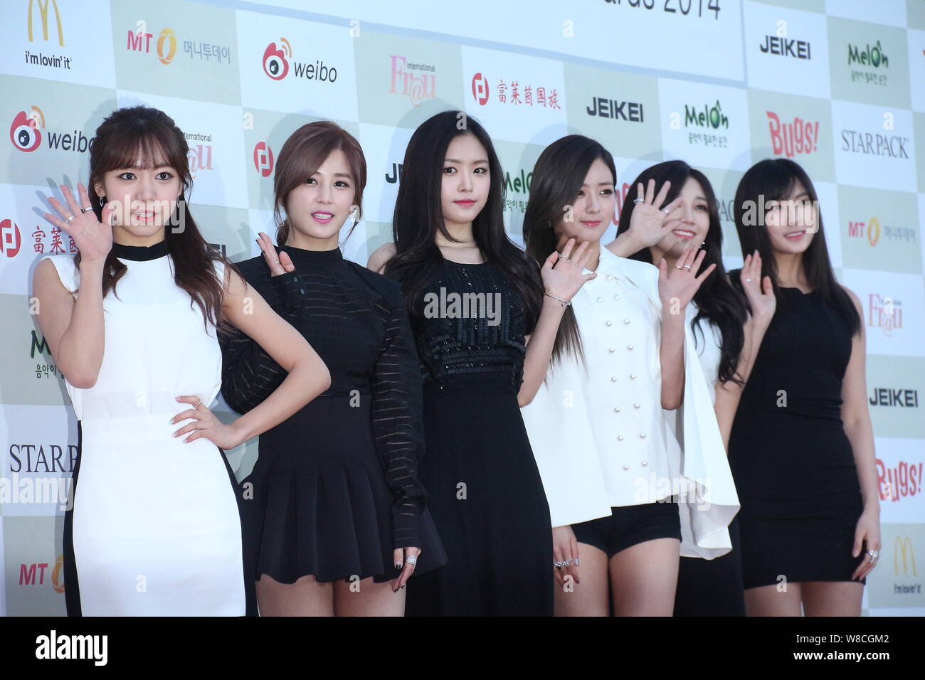 Mitglieder der koreanischen Mädchen Gruppe eine Rosa posieren auf dem roten Teppich für die 4 Gaon Diagramm K-Pop Auszeichnungen in Seoul, Südkorea, 28. Januar 2015. Stockfoto