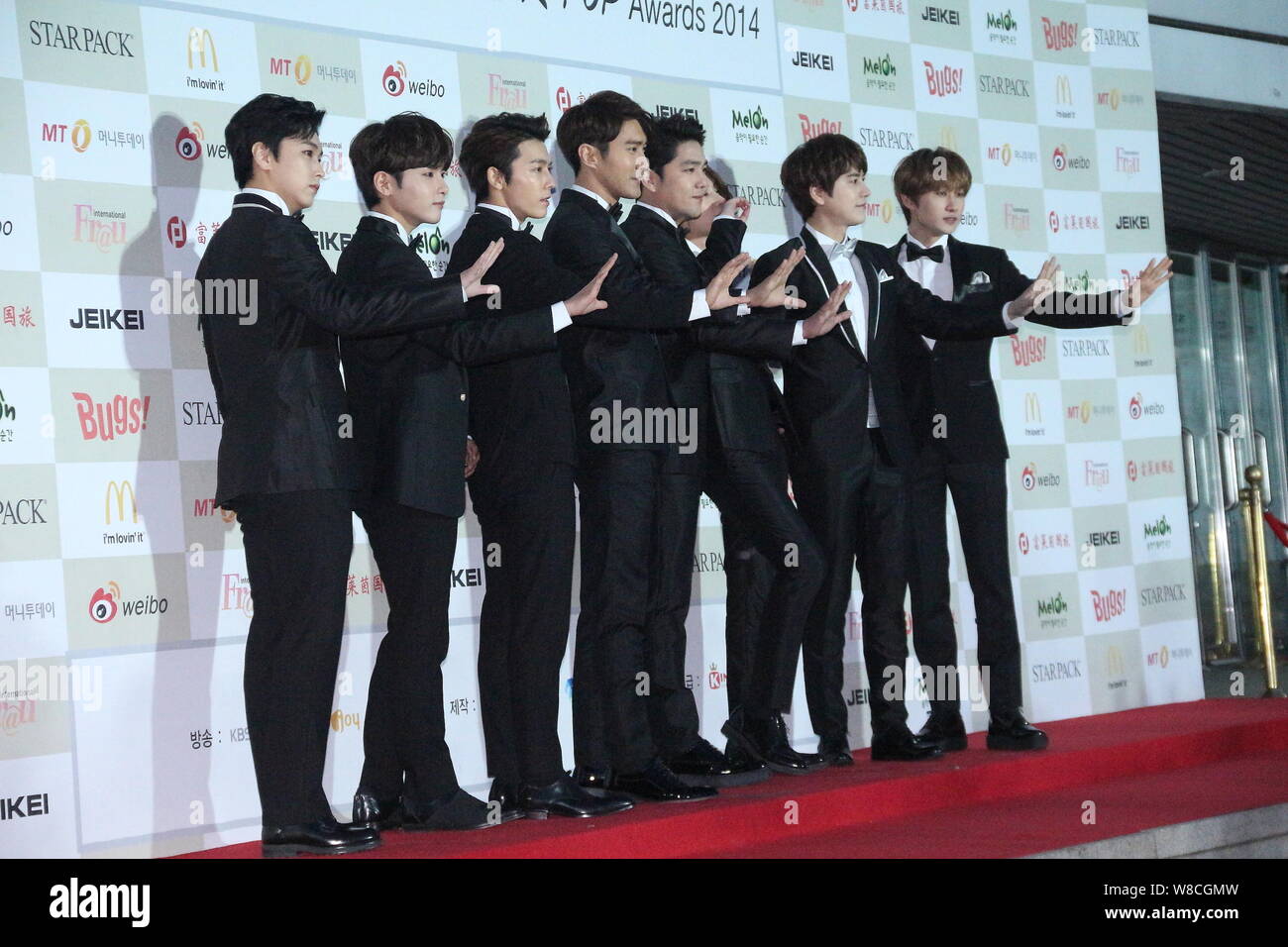 Mitglieder der Koreanischen pop Gruppe Super Junior posieren auf dem roten Teppich für die 4 Gaon Diagramm K-Pop Auszeichnungen in Seoul, Südkorea, 28. Januar 2015. Stockfoto