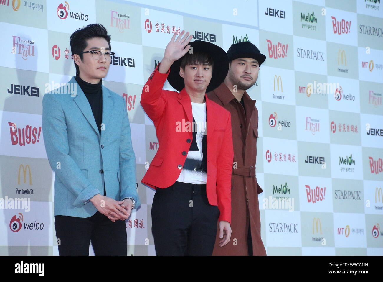 Mitglieder der Koreanischen pop Gruppe Epik High posieren auf dem roten Teppich für die 4 Gaon Diagramm K-Pop Auszeichnungen in Seoul, Südkorea, 28. Januar 2015. Stockfoto