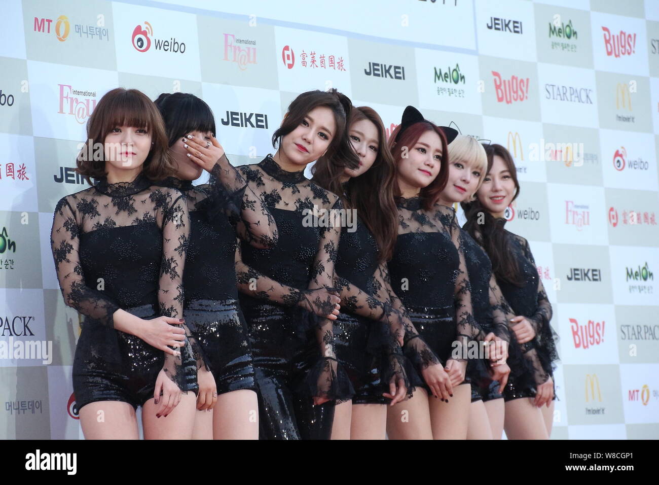 Mitglieder der koreanischen Mädchen Gruppe AOA Posieren auf dem roten Teppich für die 4 Gaon Diagramm K-Pop Auszeichnungen in Seoul, Südkorea, 28. Januar 2015. Stockfoto