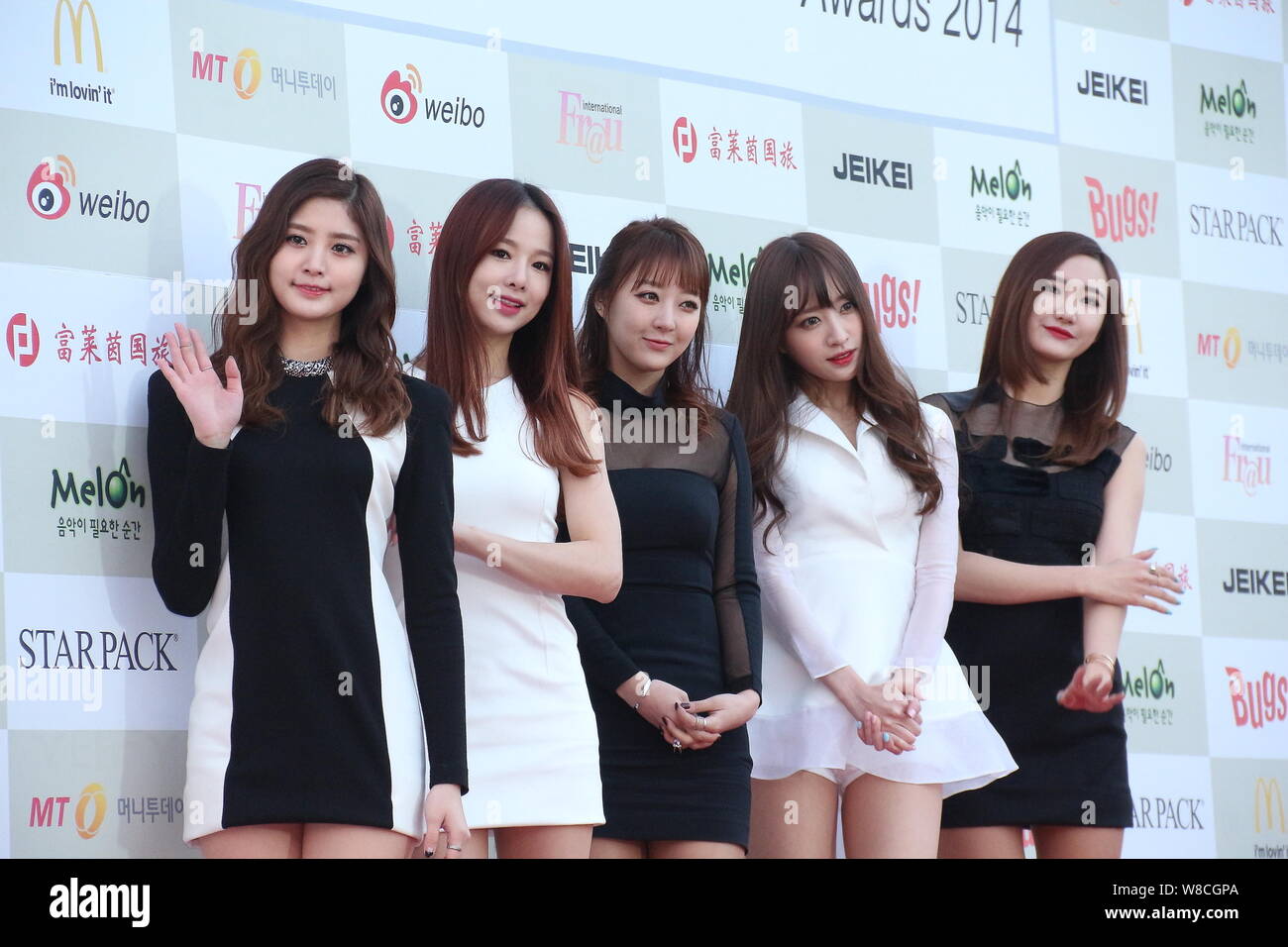 Mitglieder der koreanischen Mädchen Gruppe EXID Posieren auf dem roten Teppich für die 4 Gaon Diagramm K-Pop Auszeichnungen in Seoul, Südkorea, 28. Januar 2015. Stockfoto