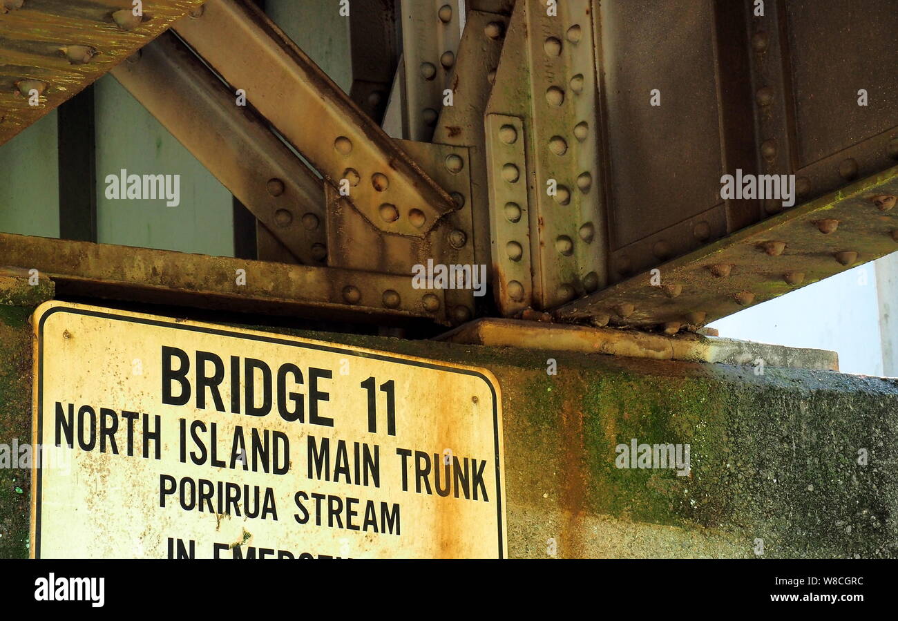 Unter einer Eisenbahnbrücke am Takapu Rd Station, Tawa, NZ Stockfoto