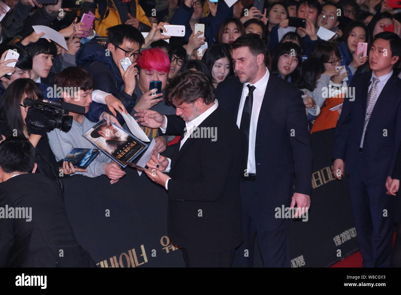 Neuseeland Regisseur und Schauspieler Russell Crowe, front, Autogramme für die Koreanischen Fans, als er für das Korea Premiere für seinen neuen Film "Th eintrifft Stockfoto