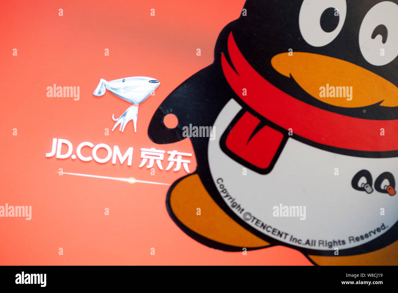 ------ Logos von mobile App JD.com und Mobile Messaging App QQ von Tencent sind in Shanghai, China, 6. März 2014 gesehen. Chinesische auto Informationen Websit Stockfoto