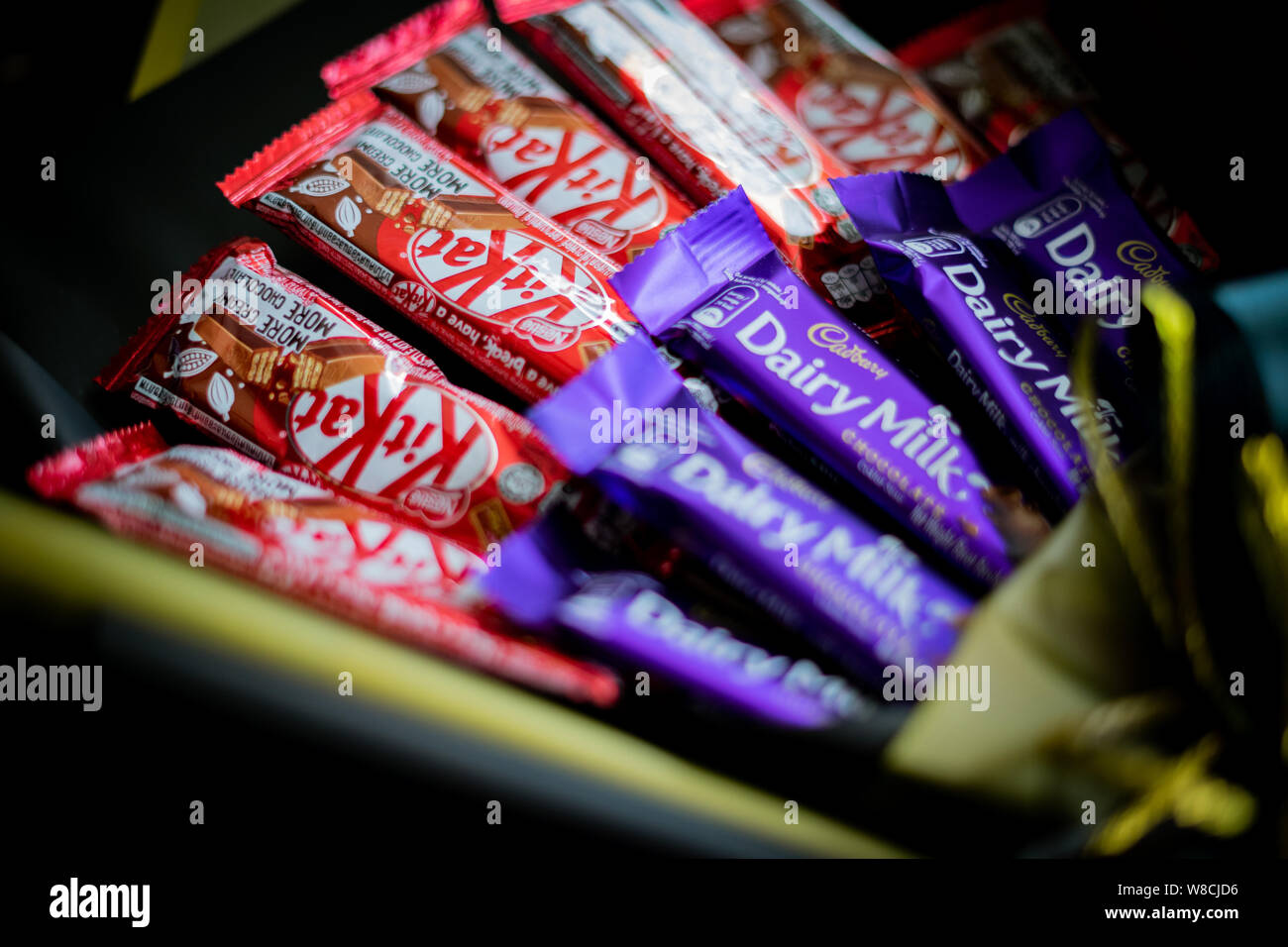 Bangi, Malaysia - 8. August 2019: Ferrero Rocher, Pralinen und Blumen in süßen Blumenstrauß als Geschenk für Feierlichkeiten Hochzeit, Geburtstag, Mutter Stockfoto