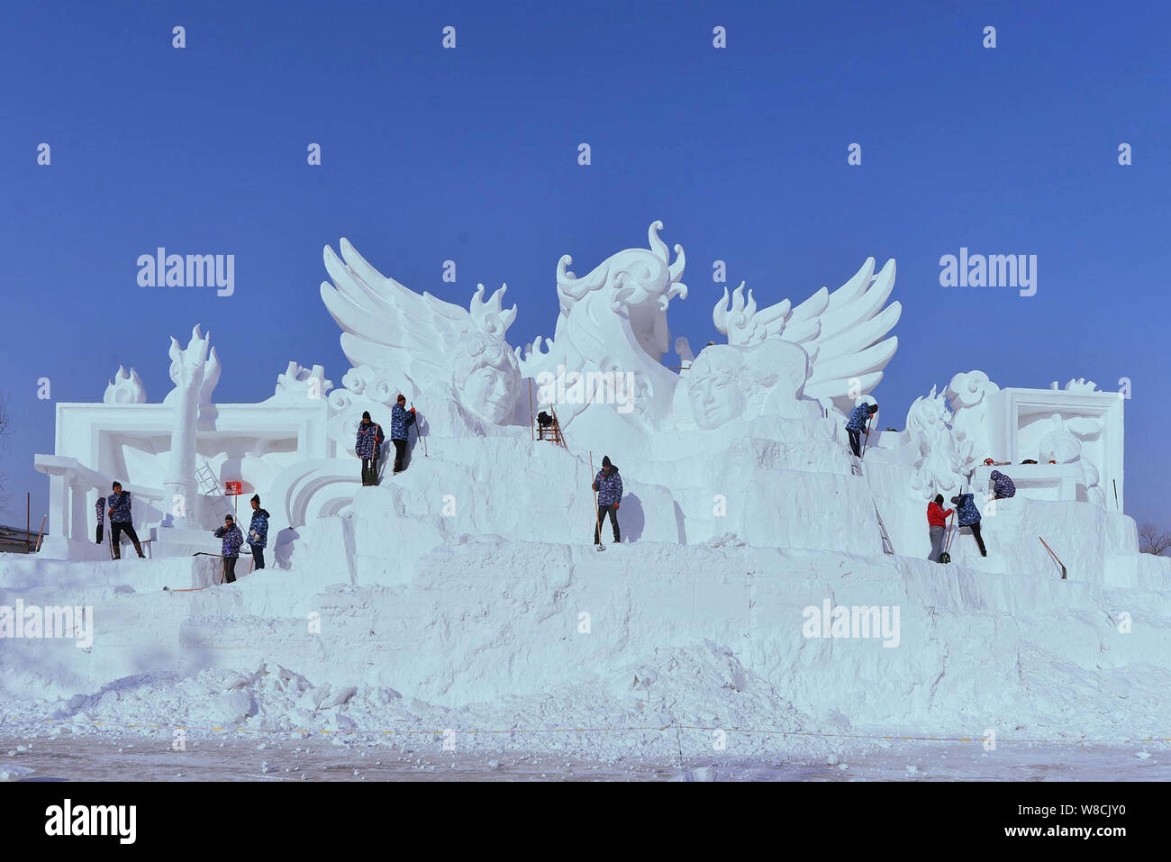 Chinesische Künstler in den letzten Schliff zu einer Skulptur während der 28 Taiyangdao Schnee Skulptur Expo in der Stadt Harbin, im Nordosten Chinas Heilongjiang p Stockfoto