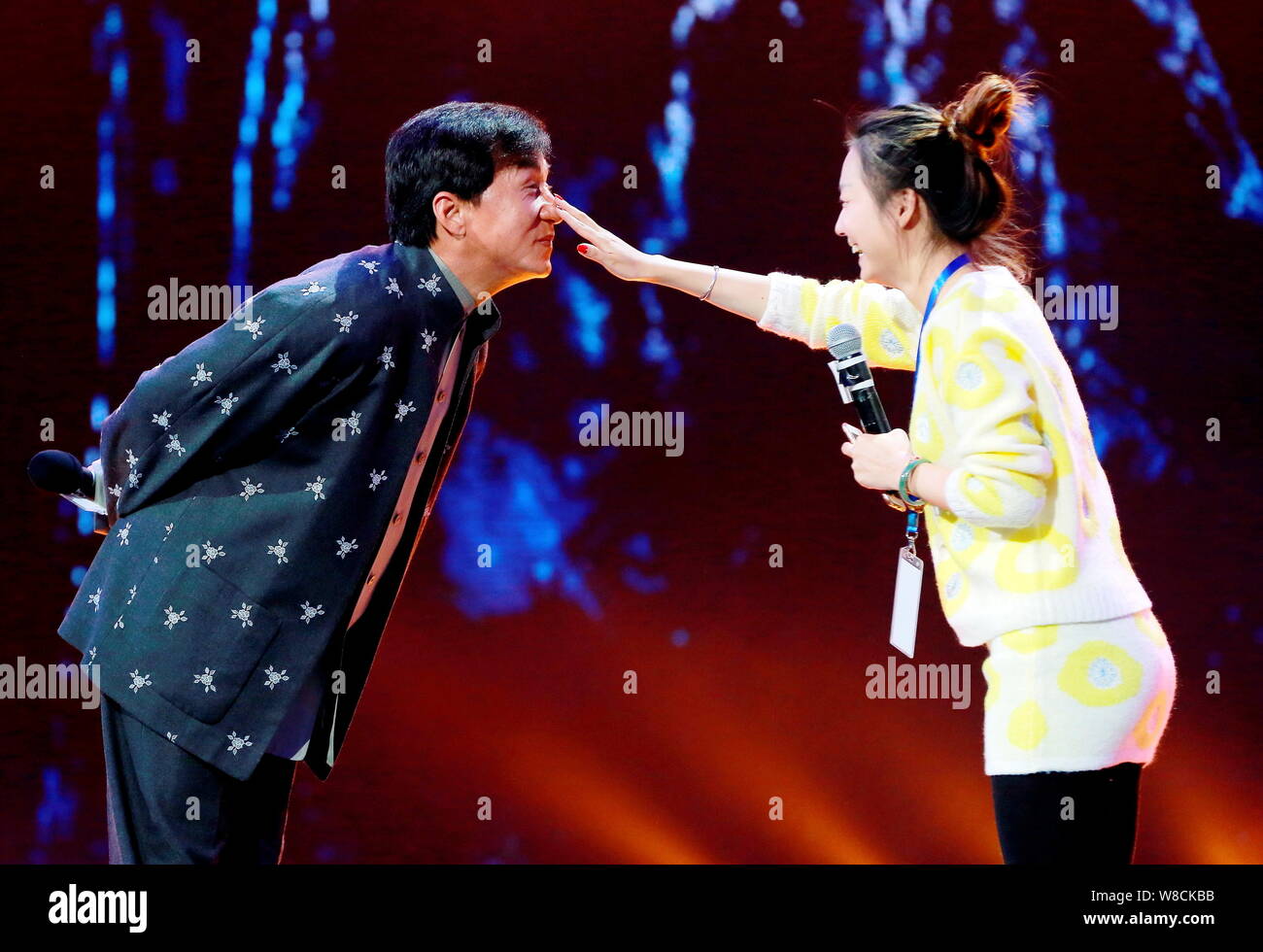 Eine Frau Rechts Beruhrt Die Nase Von Hong Kong Schauspieler Jackie Chan Wahrend Einer Pressekonferenz Fur Tv Vielfalt Zeigen Versteckte Energie Von Zhejiang Sat Tv Stockfotografie Alamy