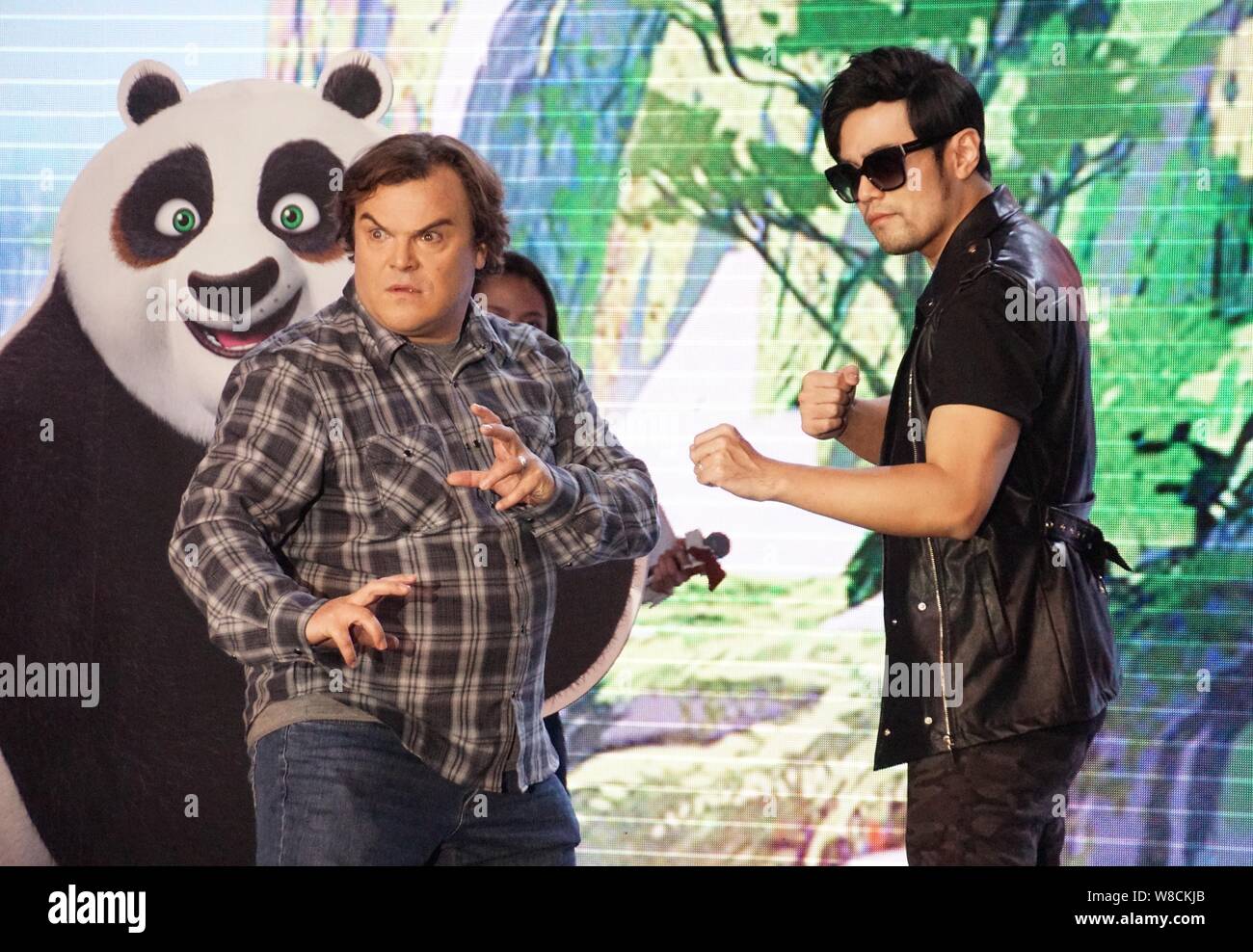 Amerikanischer Schauspieler Jack Black Links Und Taiwanesische Sangerin Jay Chou Stellen Wahrend Einer Pressekonferenz Fur Die 3d Computer Animierten Film Kung Fu Panda 3 In Stockfotografie Alamy