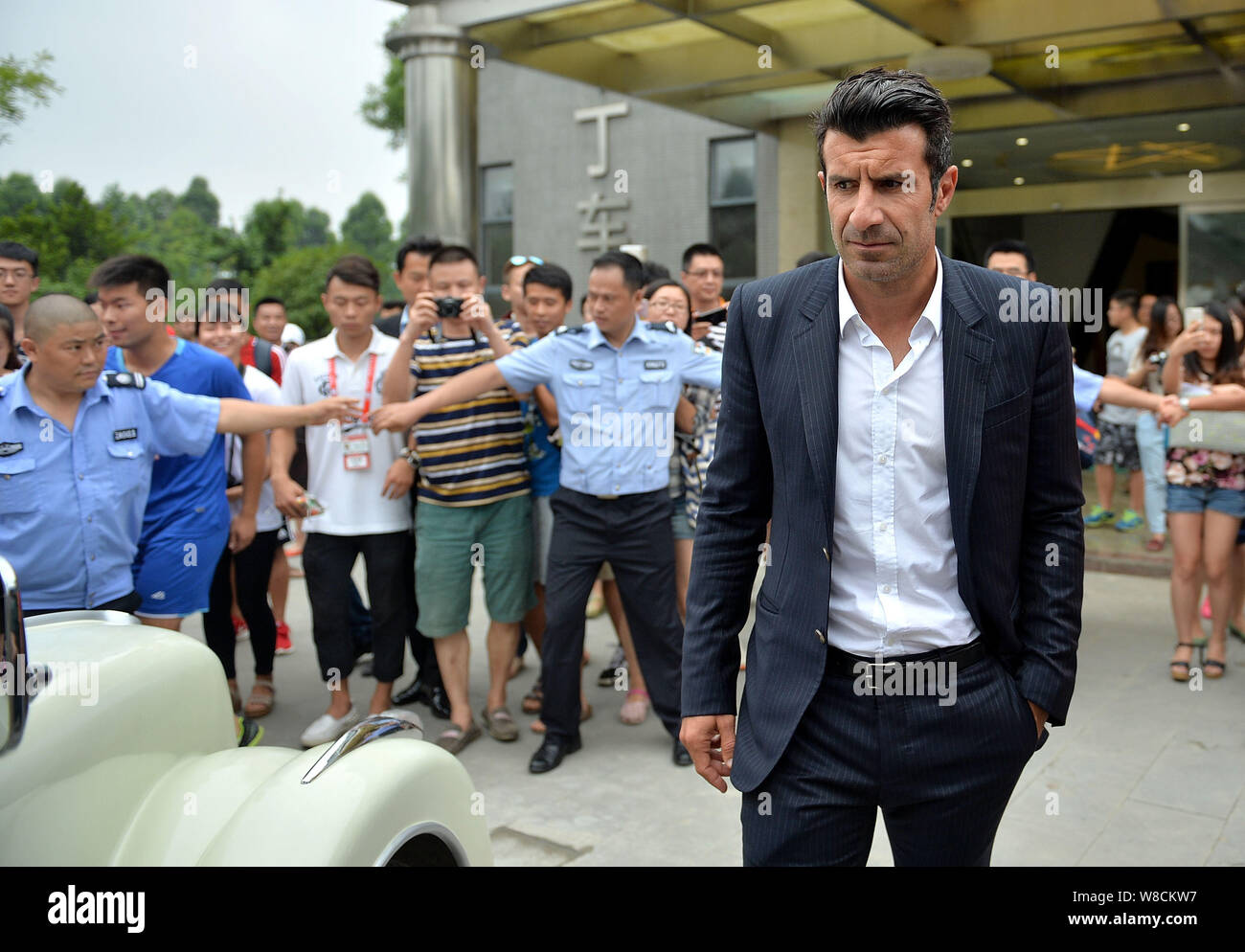 Portugiesische Fußball-Star Luis Figo, rechts, kommt an der feierlichen Unterzeichnung für die strategische Zusammenarbeit der Fußball-Verband von Chengdu, Winni Stockfoto