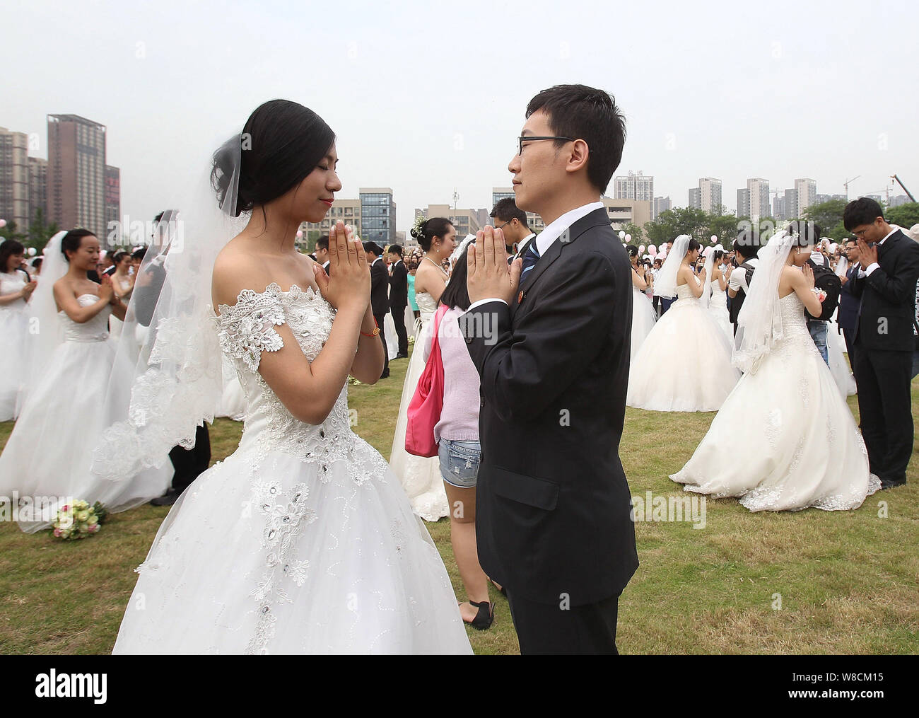 Paare der Jungvermählten nehmen teil an einer Gruppe Hochzeit für alumni Paare an der südwestlichen Universität für Finanzen und Wirtschaft in Chengdu City, Südwesten Kinn Stockfoto