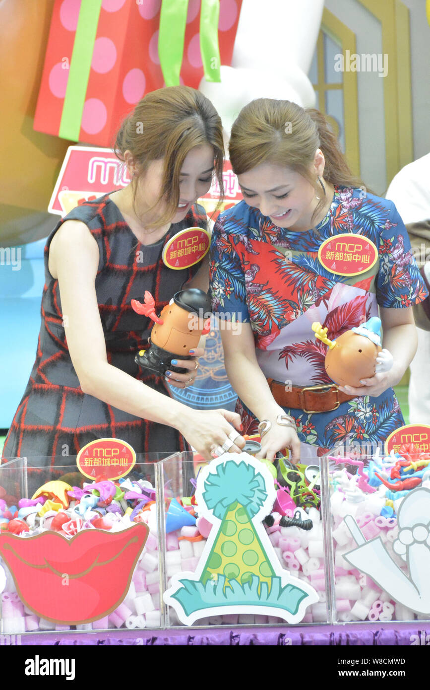 Gillian Chung, rechts, und Charlene Choi Hong Kong Pop Duo Twins Zusammenbau Spielzeug während der Eröffnungsfeier von Mr. Potato Head Labor an der Metro City Plaz Stockfoto