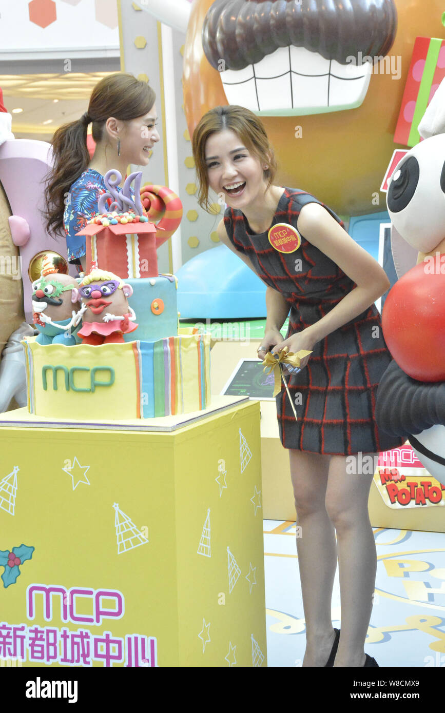 Gillian Chung, Links, und Charlene Choi Hong Kong Pop Duo Twins Reagieren während der Eröffnungsfeier von Mr. Potato Head Labor an der Metro City Plaza in Hongkong Stockfoto