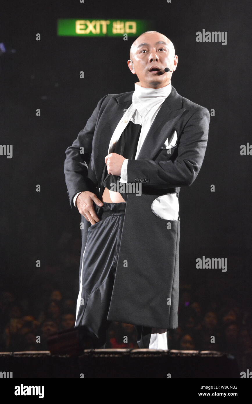 Hong Kong Sänger und Schauspieler Dicky Cheung führt bei Sänger und Songwriter Eddie Ng's Konzert in Hongkong, China, 6. April 2015. Stockfoto