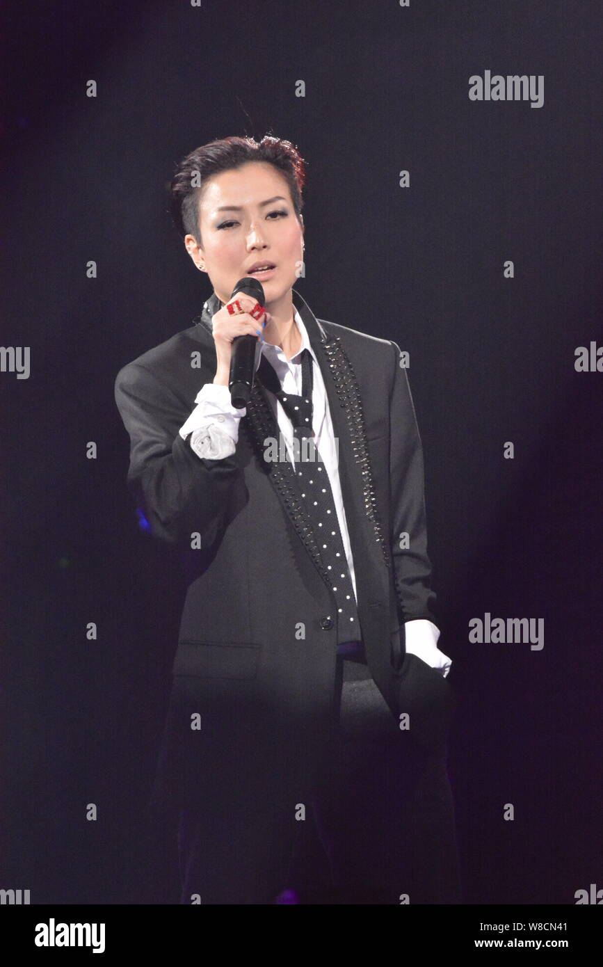 Hong Kong Sänger Sammi Cheng führt bei Sänger und Songwriter Eddie Ng's Konzert in Hongkong, China, 6. April 2015. Stockfoto
