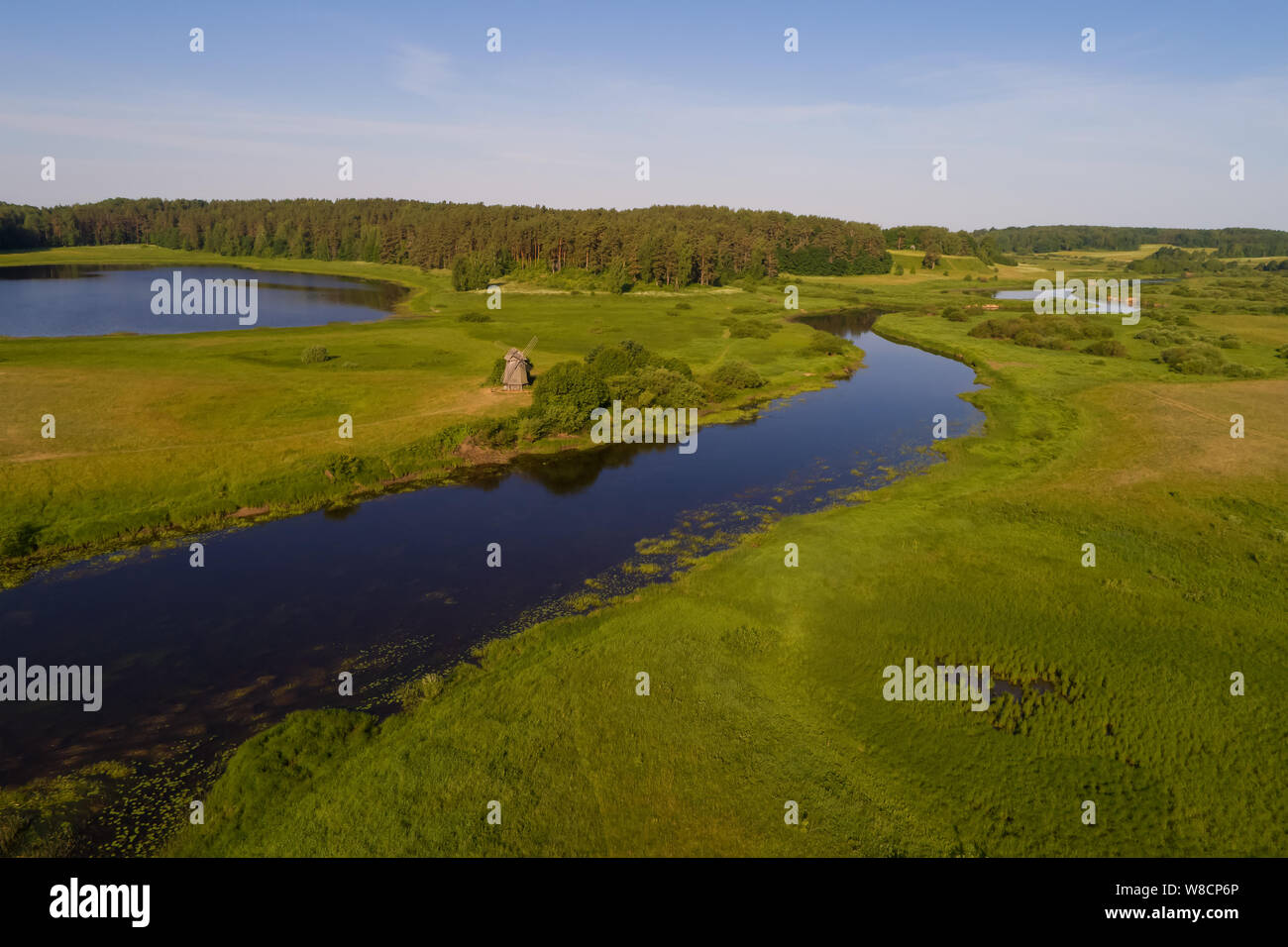 Blick auf das Tal des Flusses Sorot auf einem sonnigen Juni morgen (geschossen von einem quadrocopter). Mikhailovskoye, Puschkin Berge Stockfoto